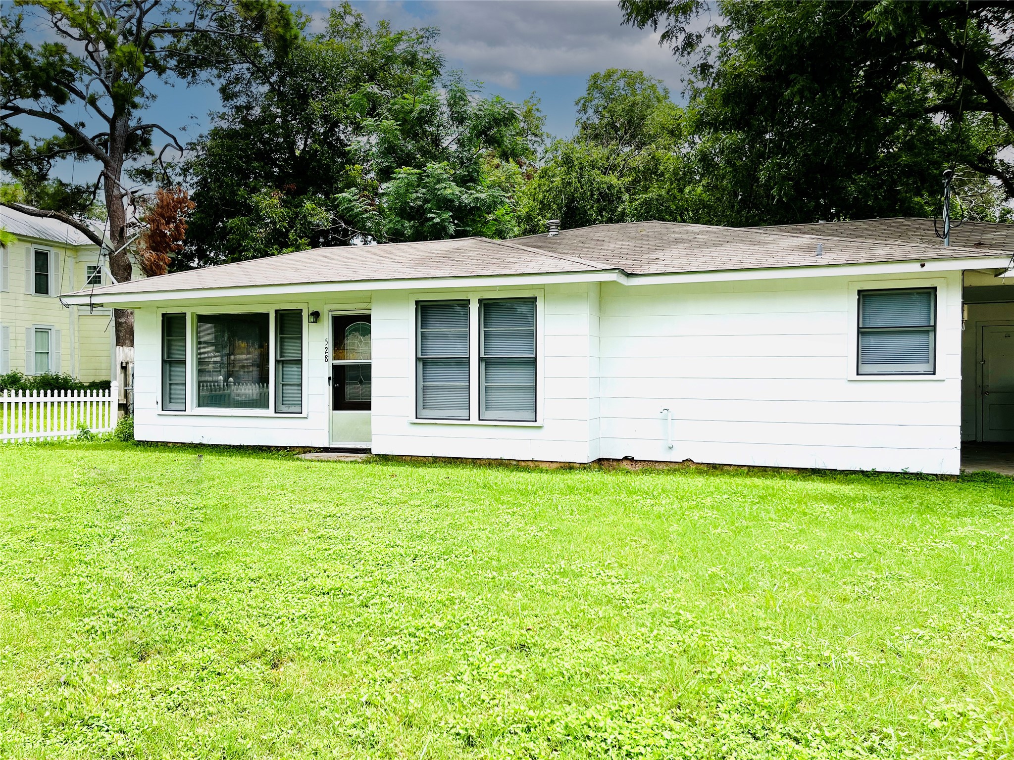 Listing photo 1
