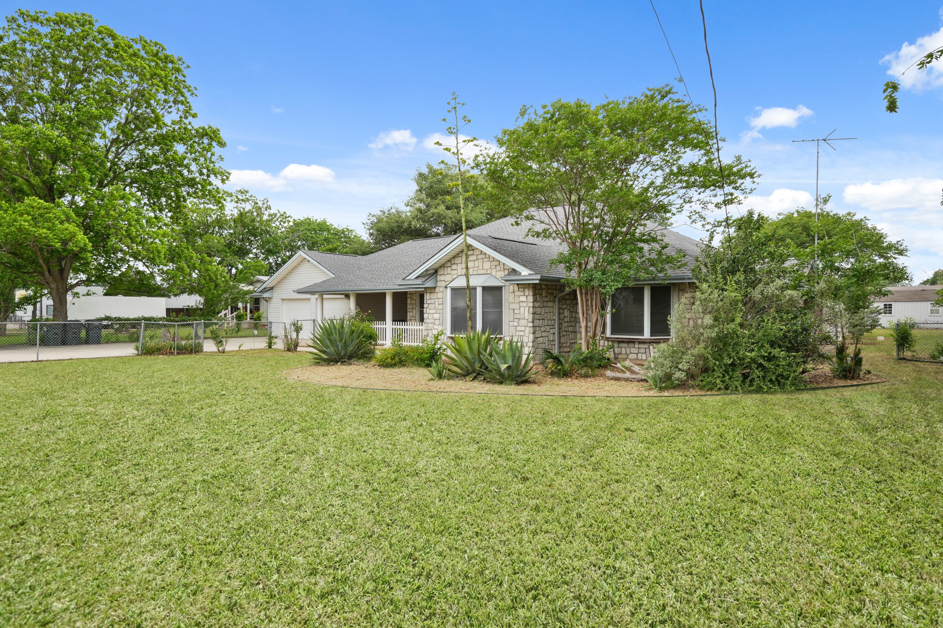Listing photo 1
