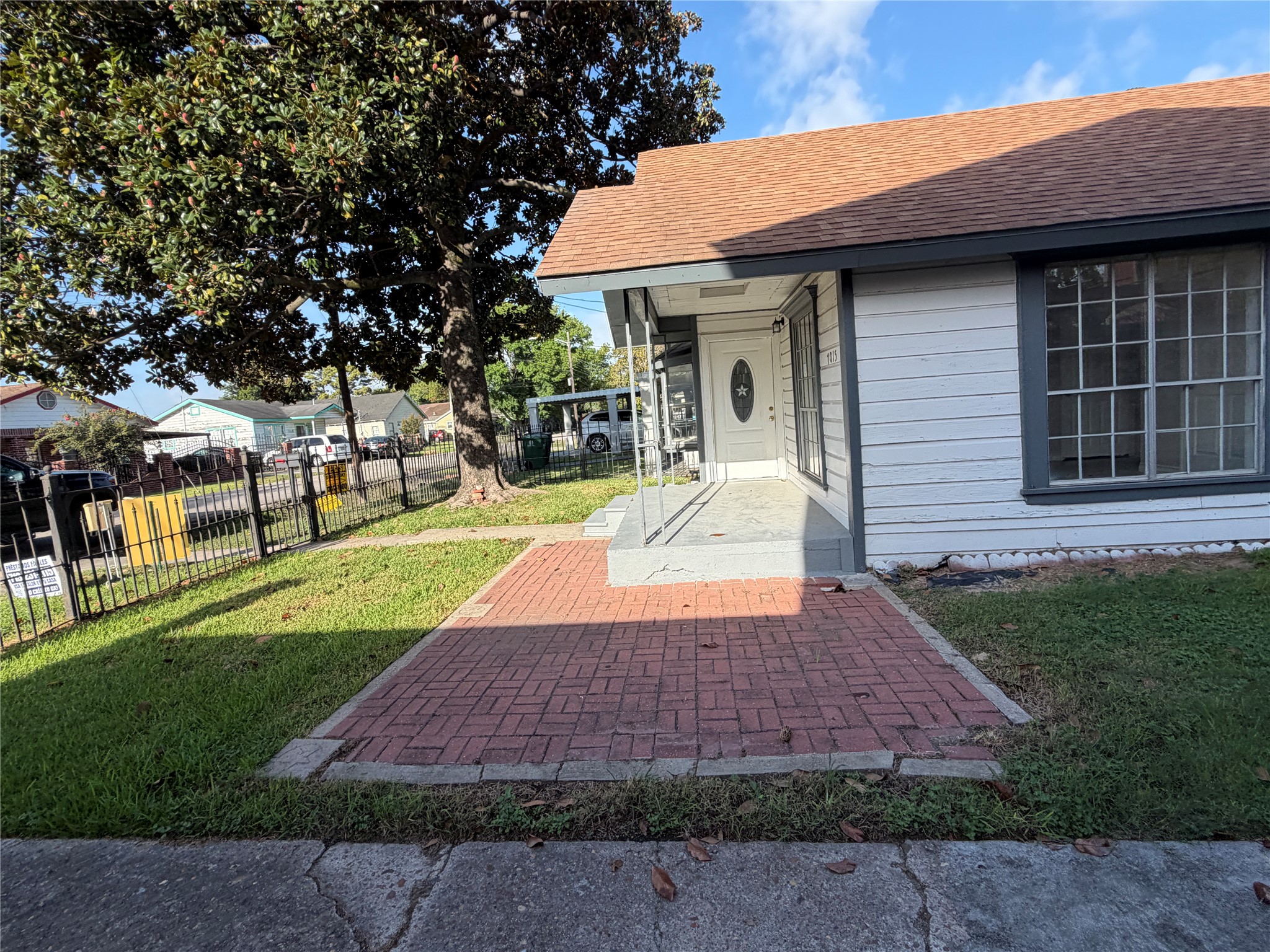 Listing photo 2