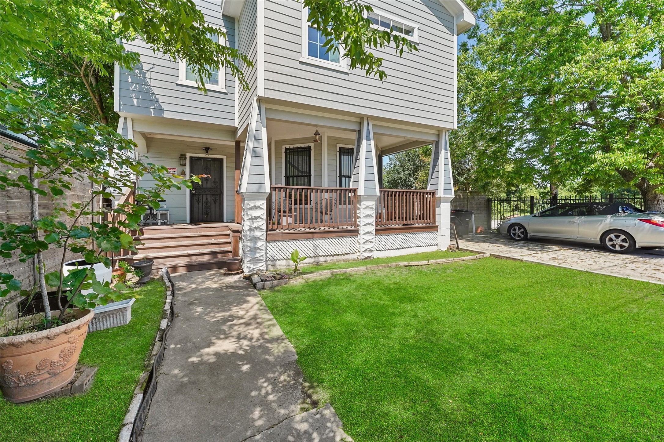 Listing photo 2