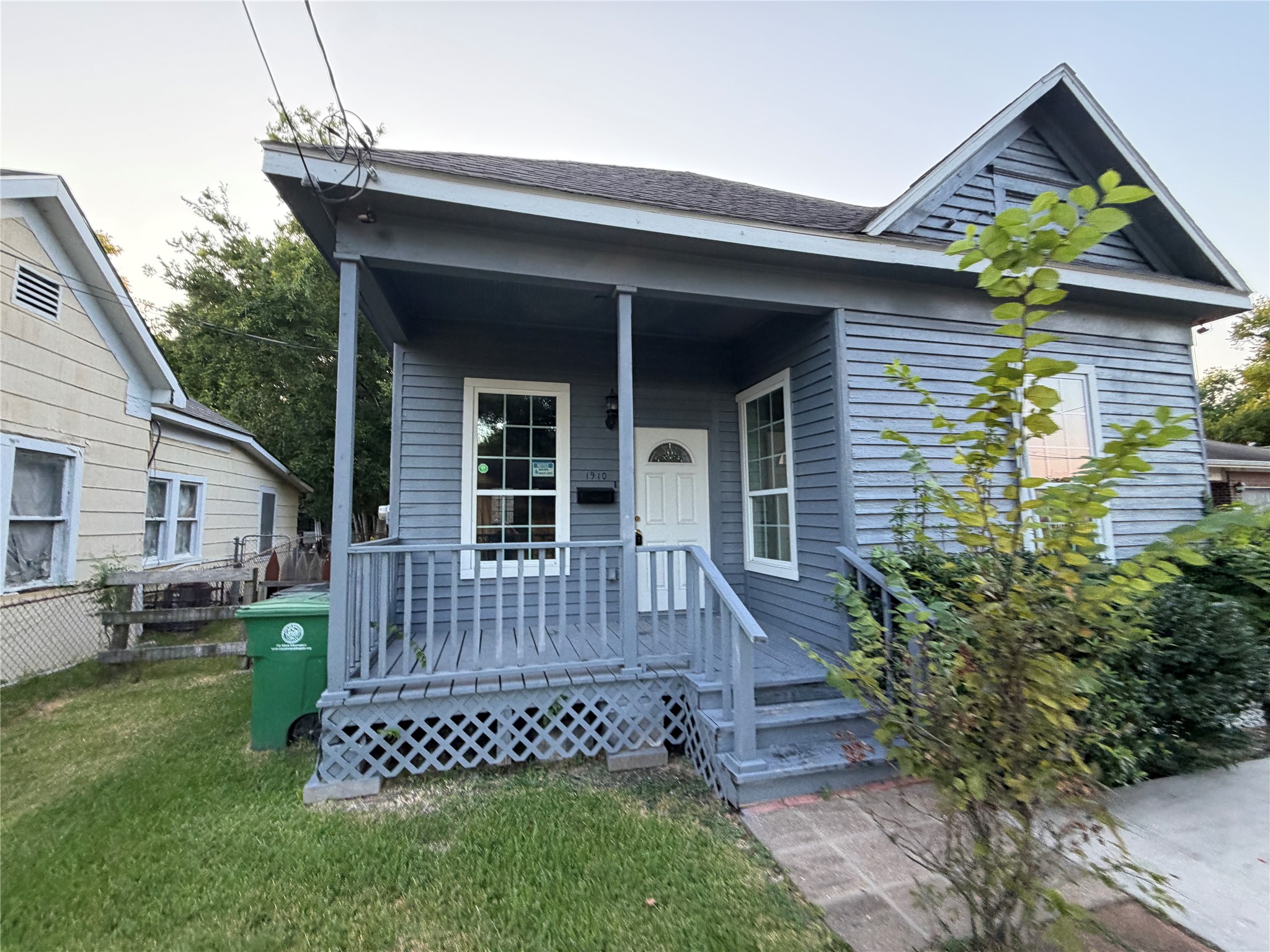 Listing photo 2