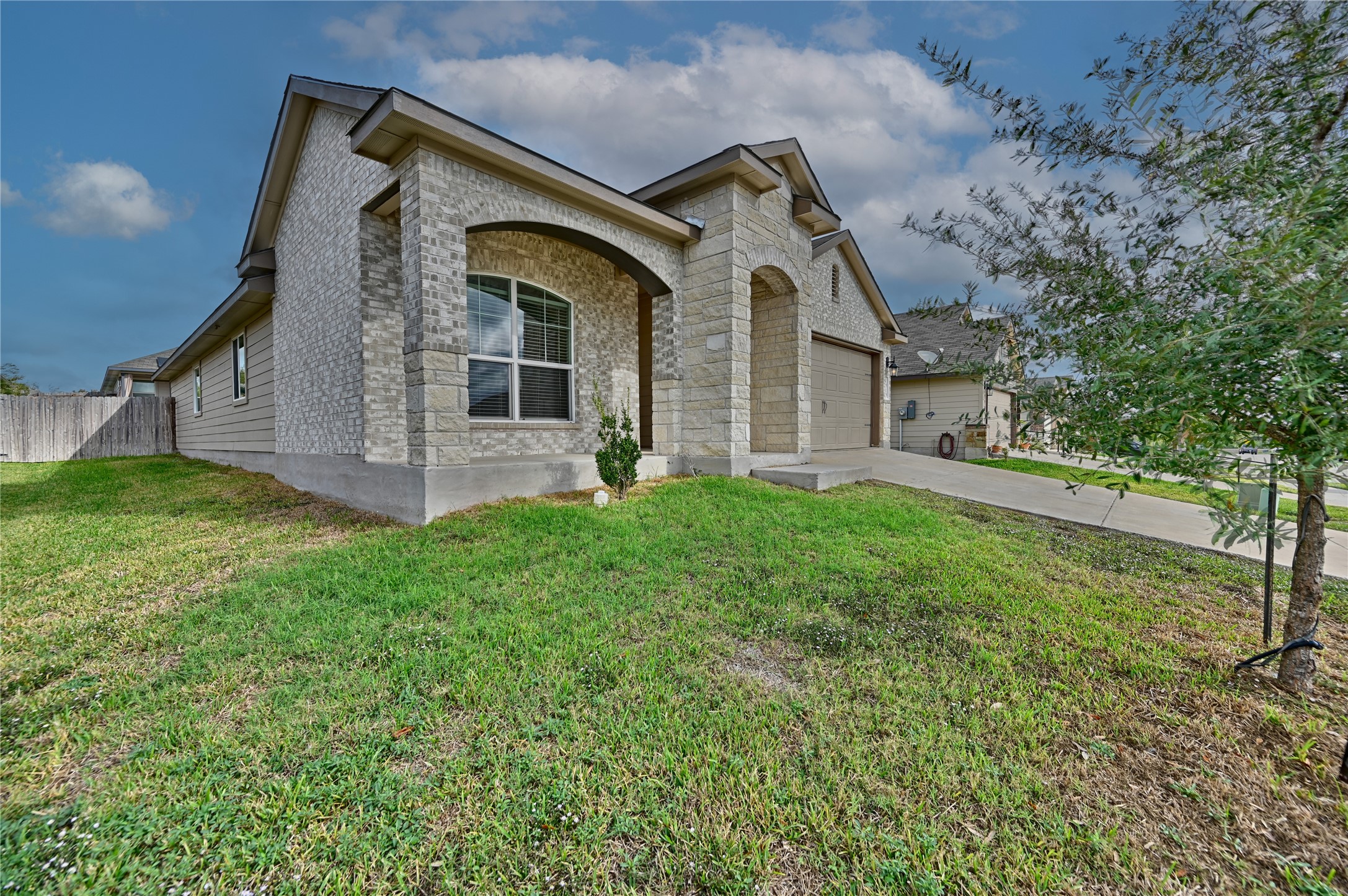 Listing photo 2