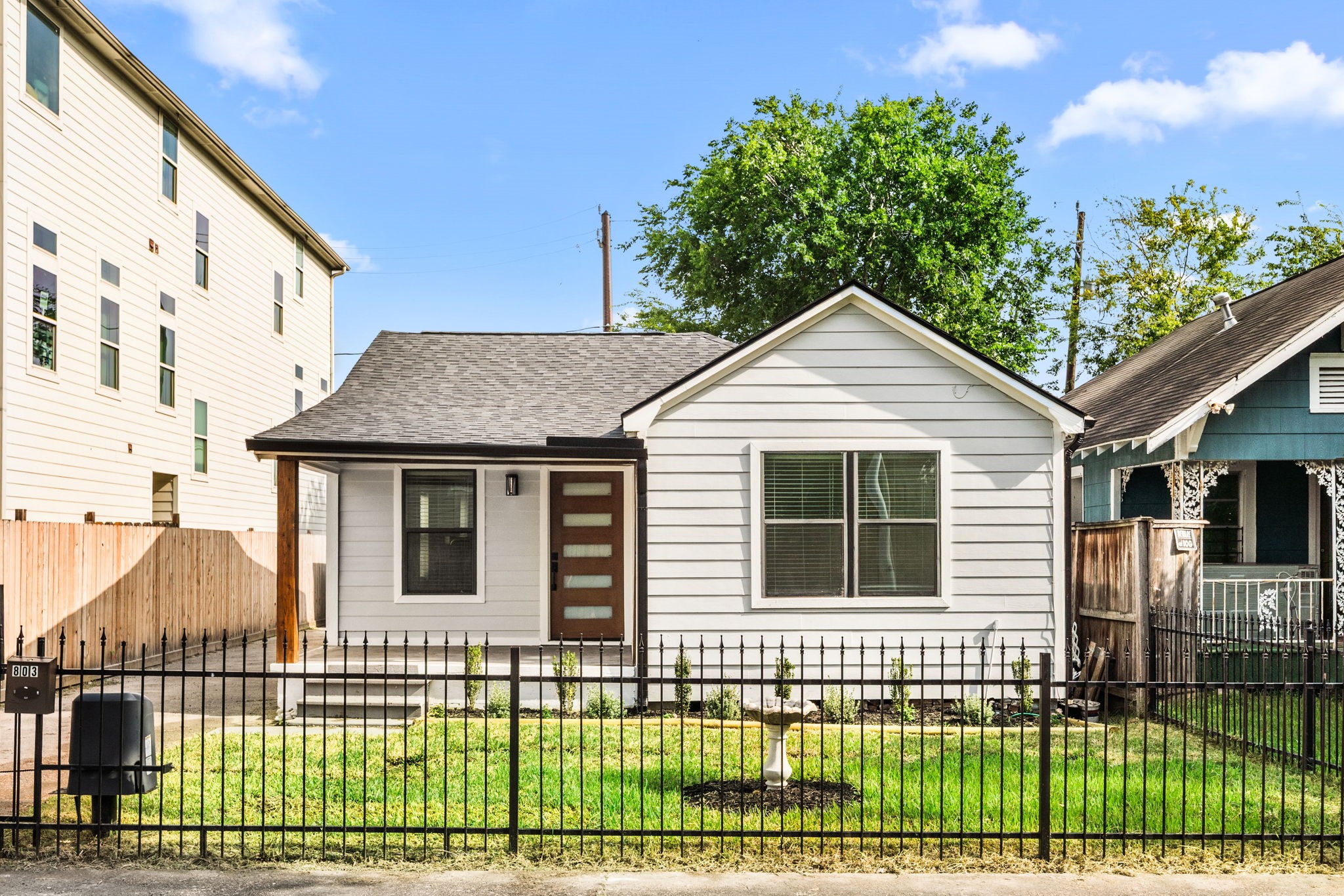 Listing photo 2