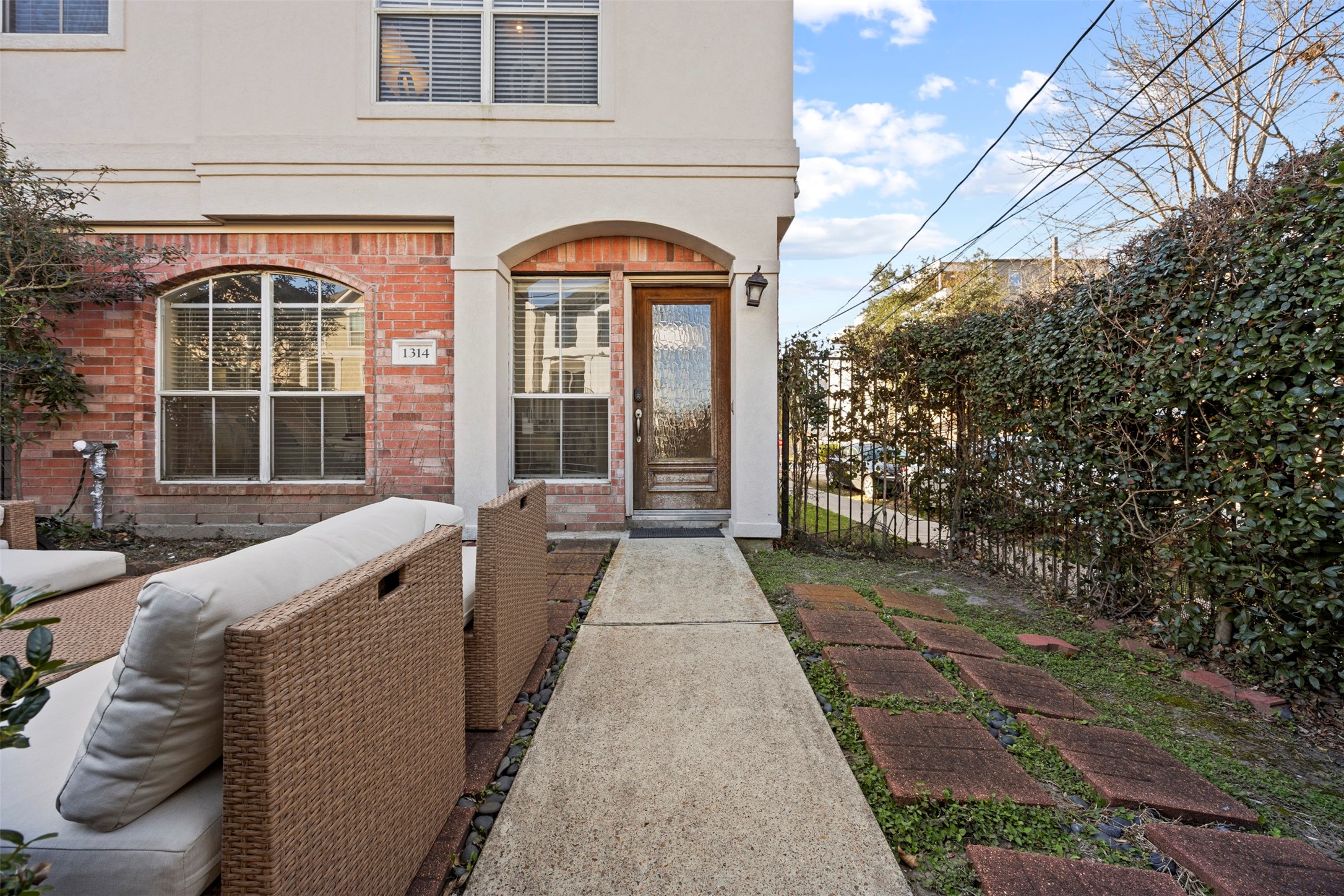 Listing photo 3