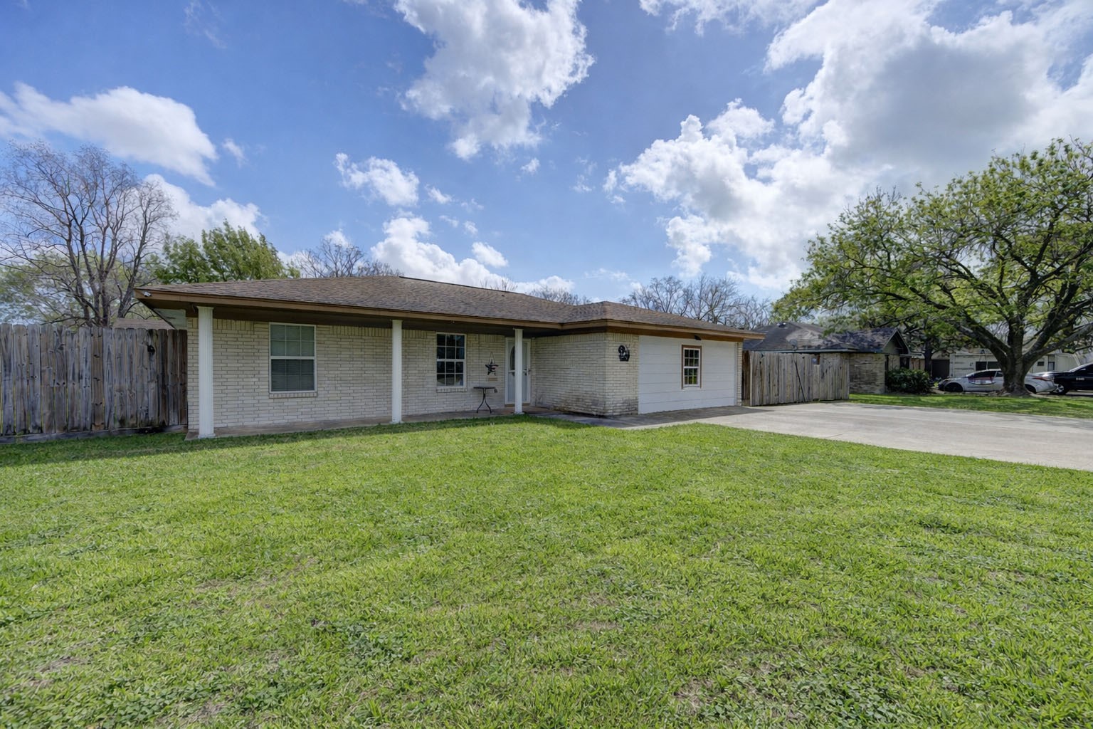 Listing photo 2