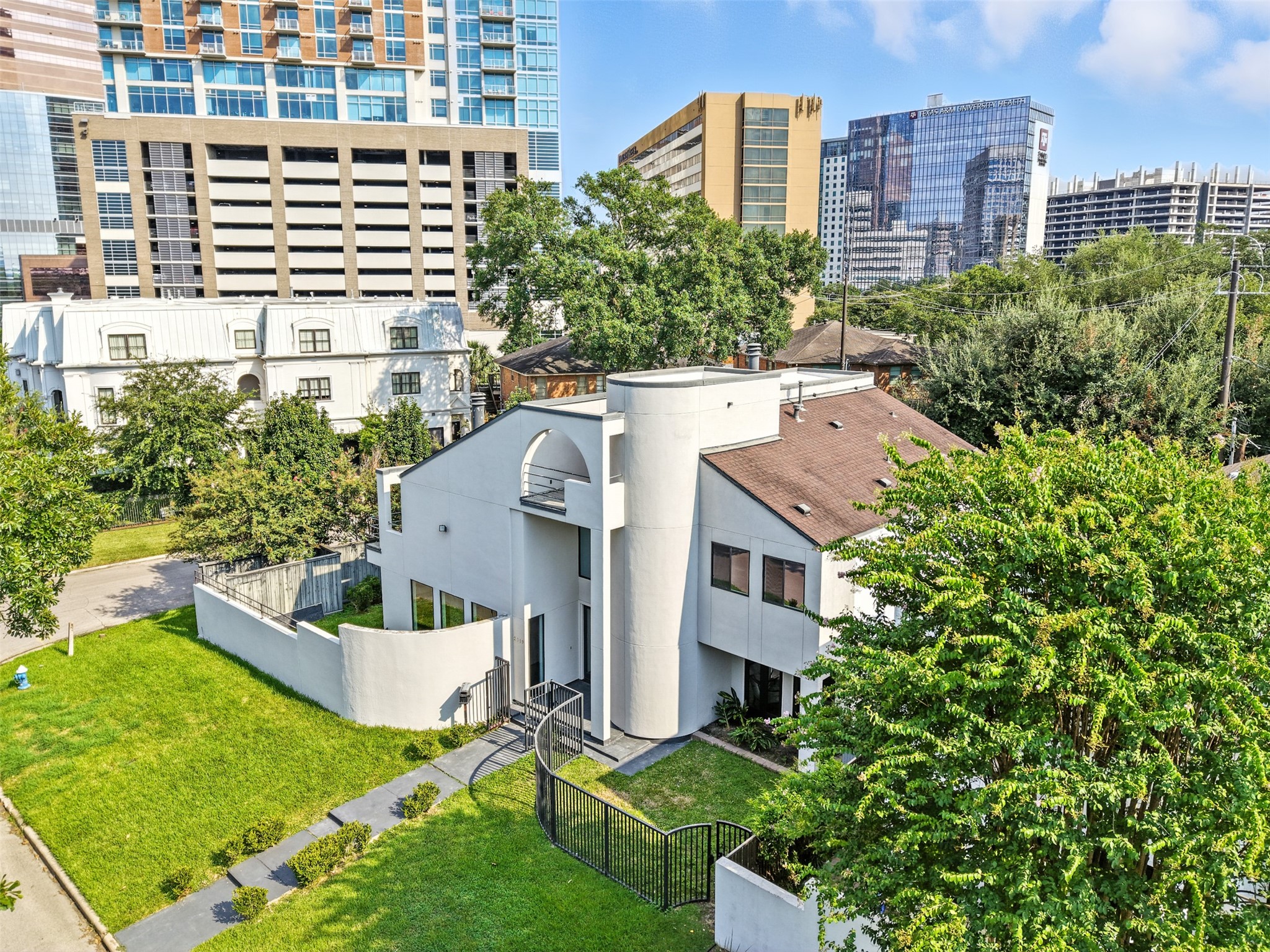 Listing photo 2