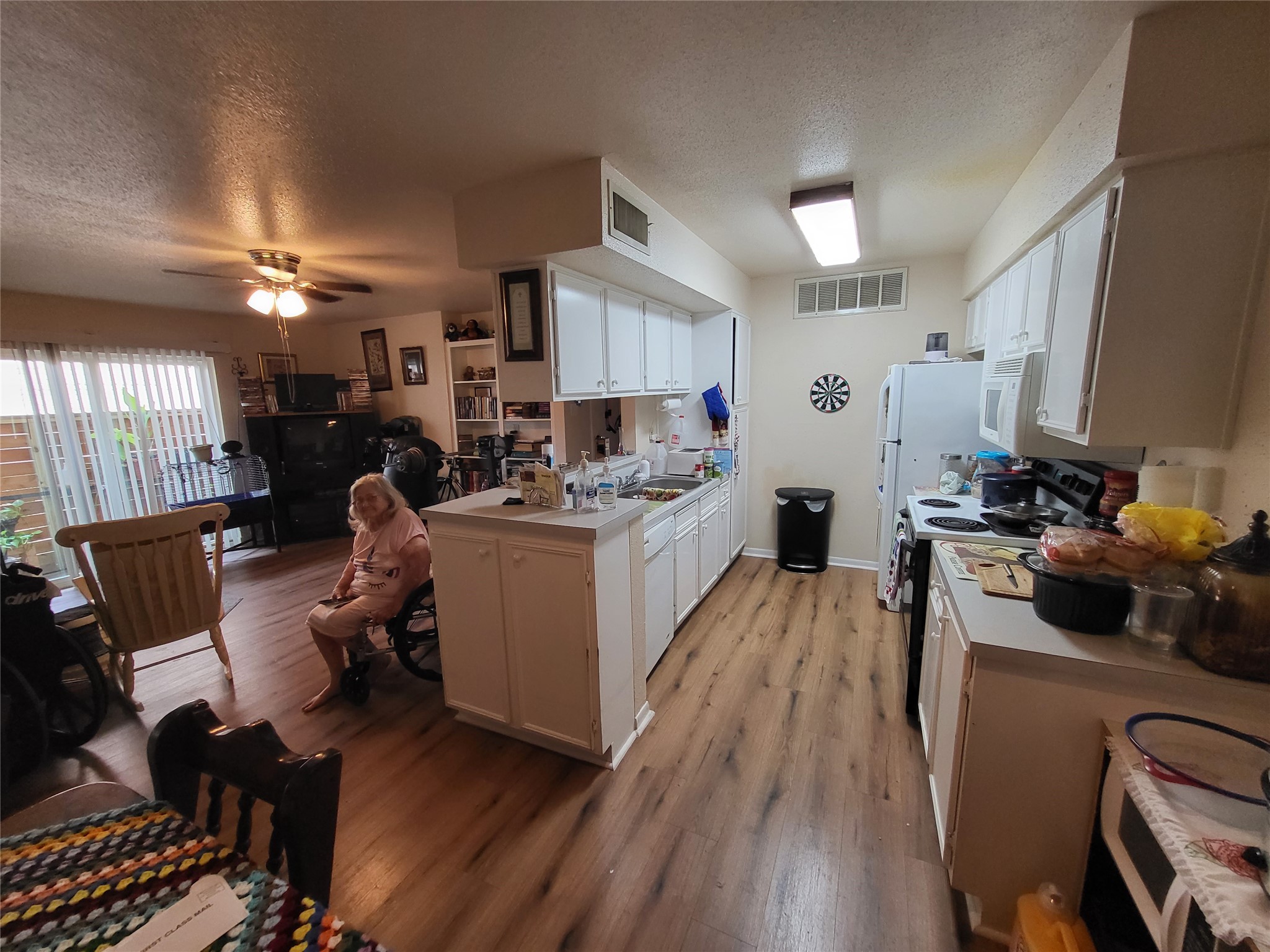 Listing photo 3