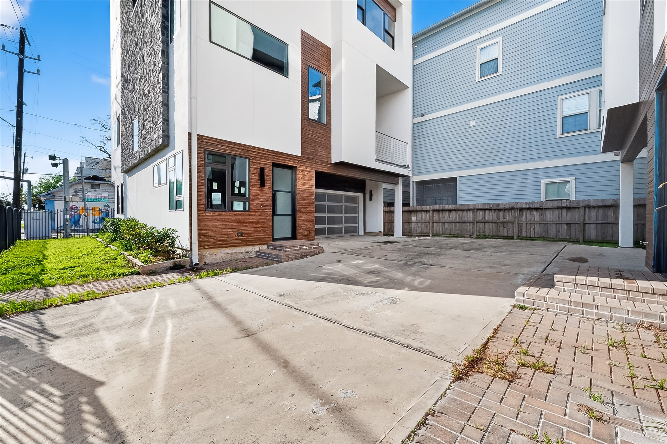 Listing photo 3