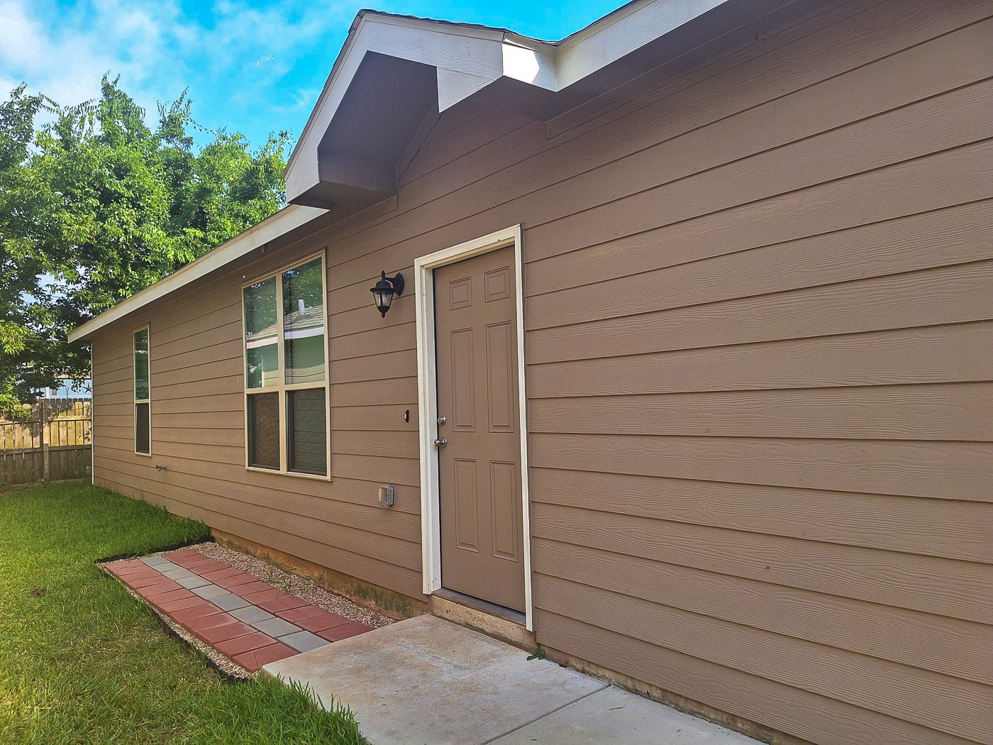 Listing photo 3