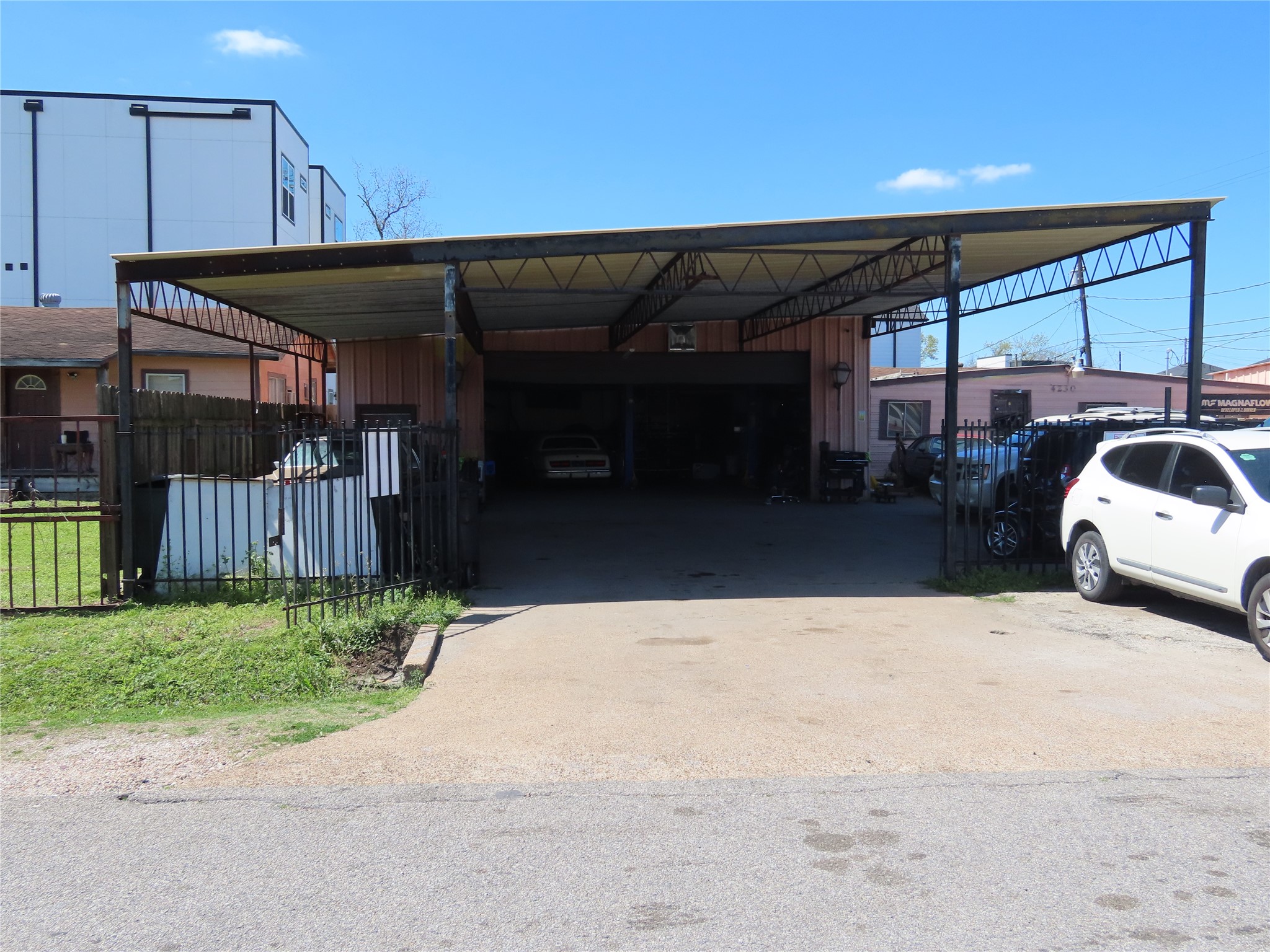 Listing photo 2
