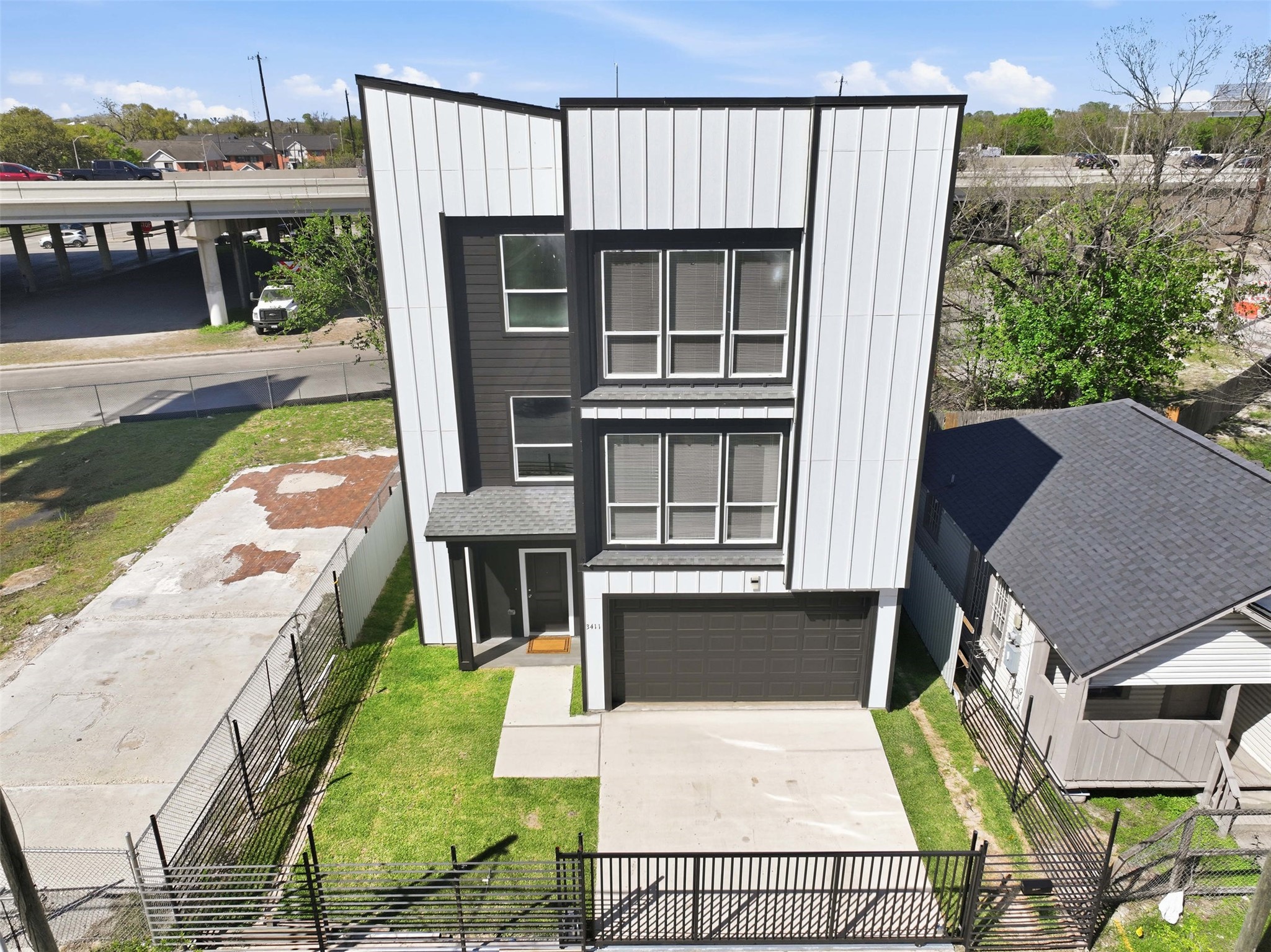 Listing photo 3