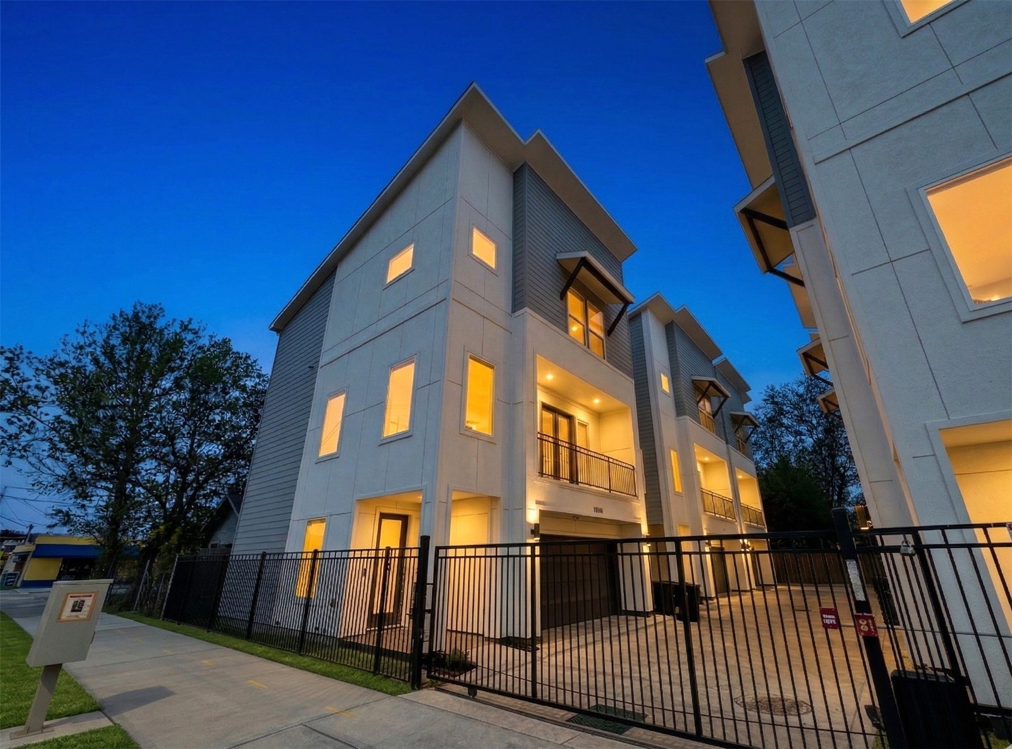 Listing photo 2
