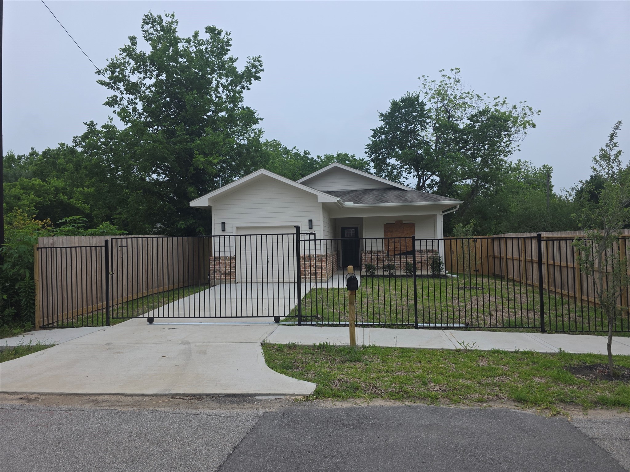 Listing photo 1