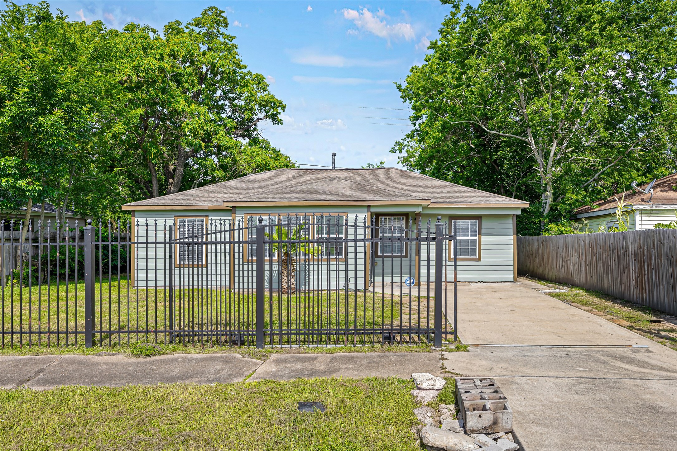 Listing photo 1