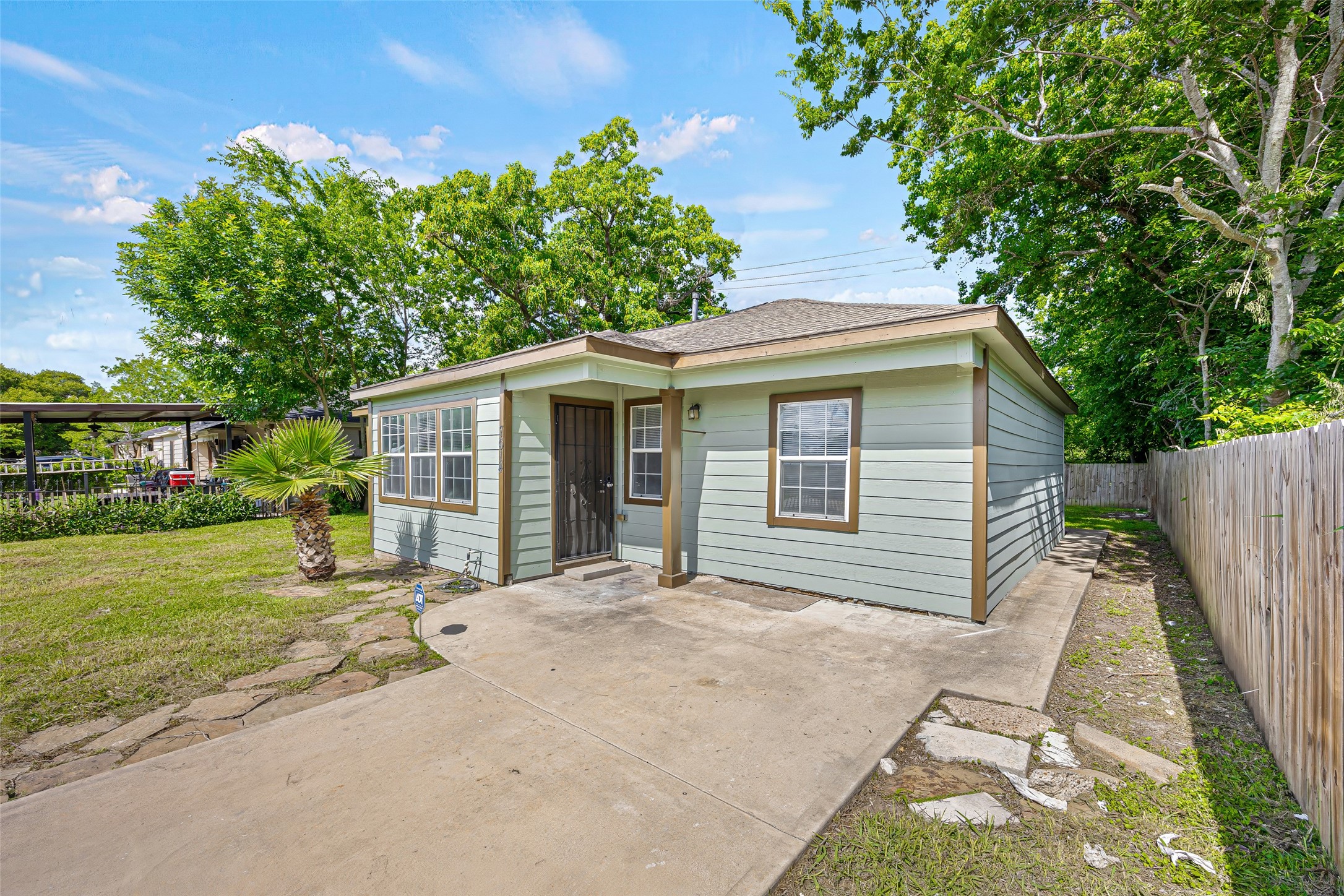 Listing photo 1