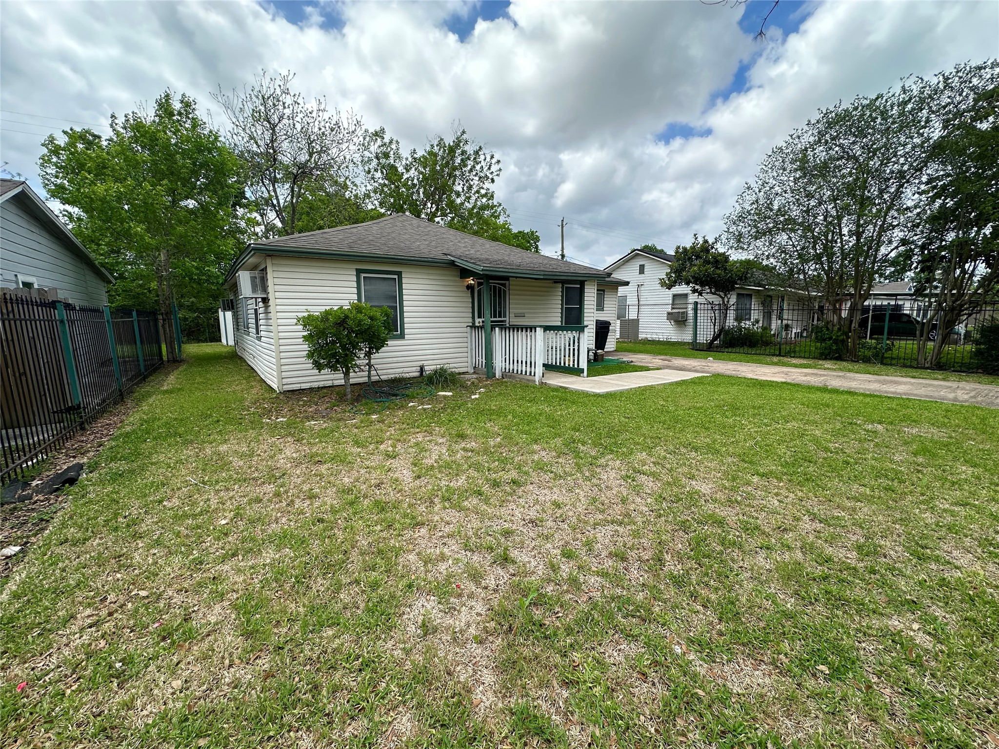 Listing photo 2