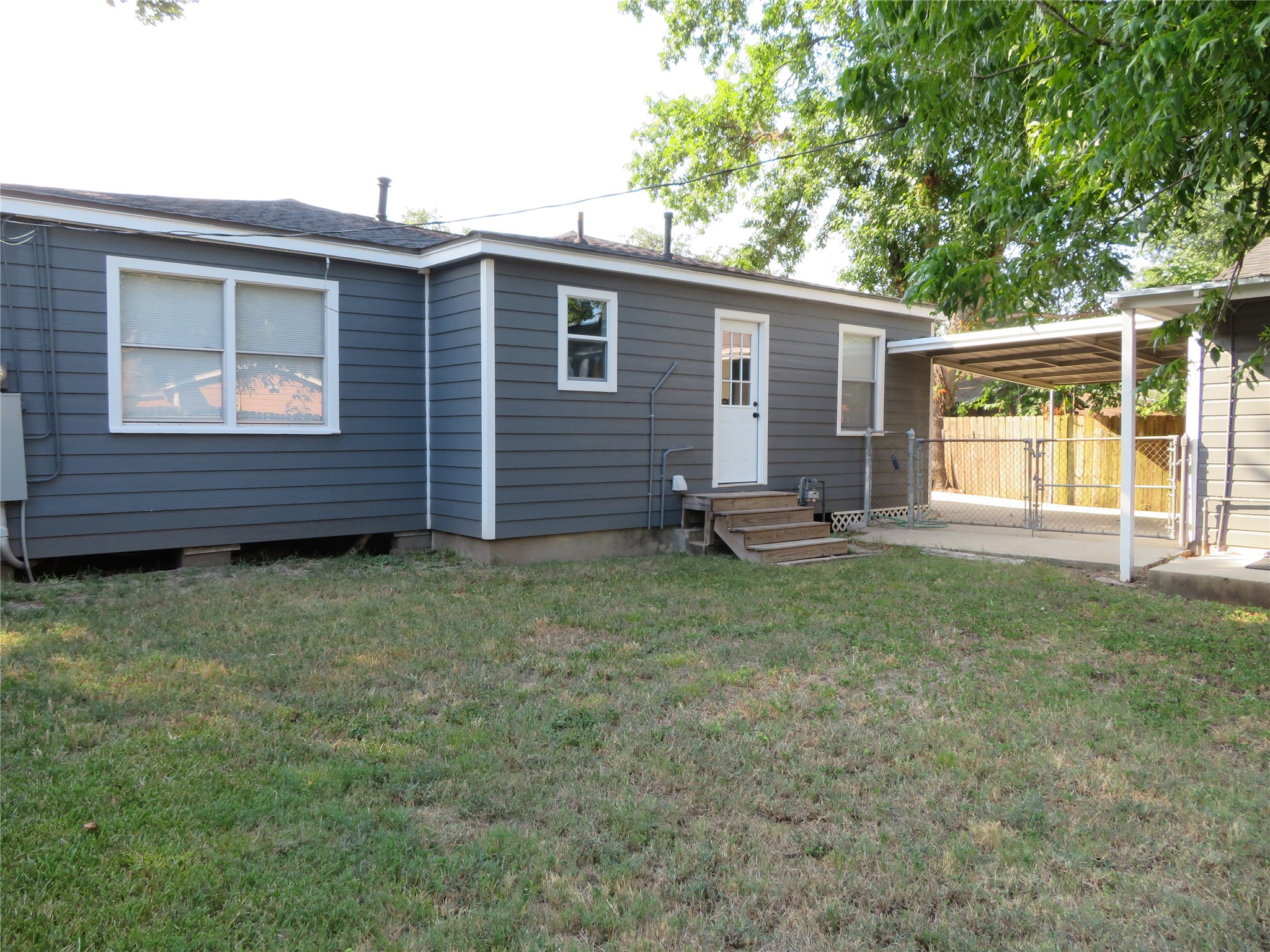 Listing photo 3