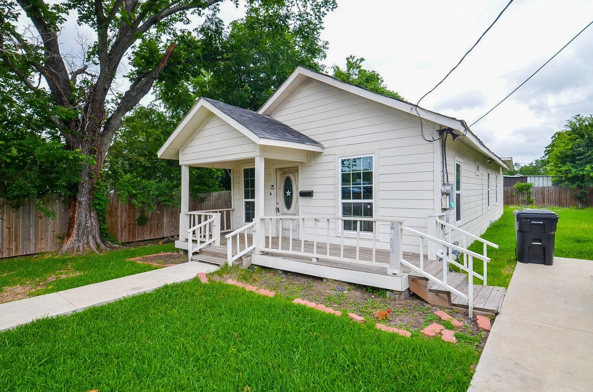 Listing photo 2