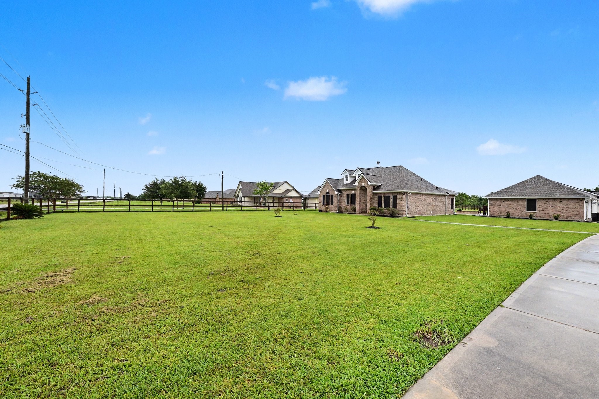 Listing photo 3