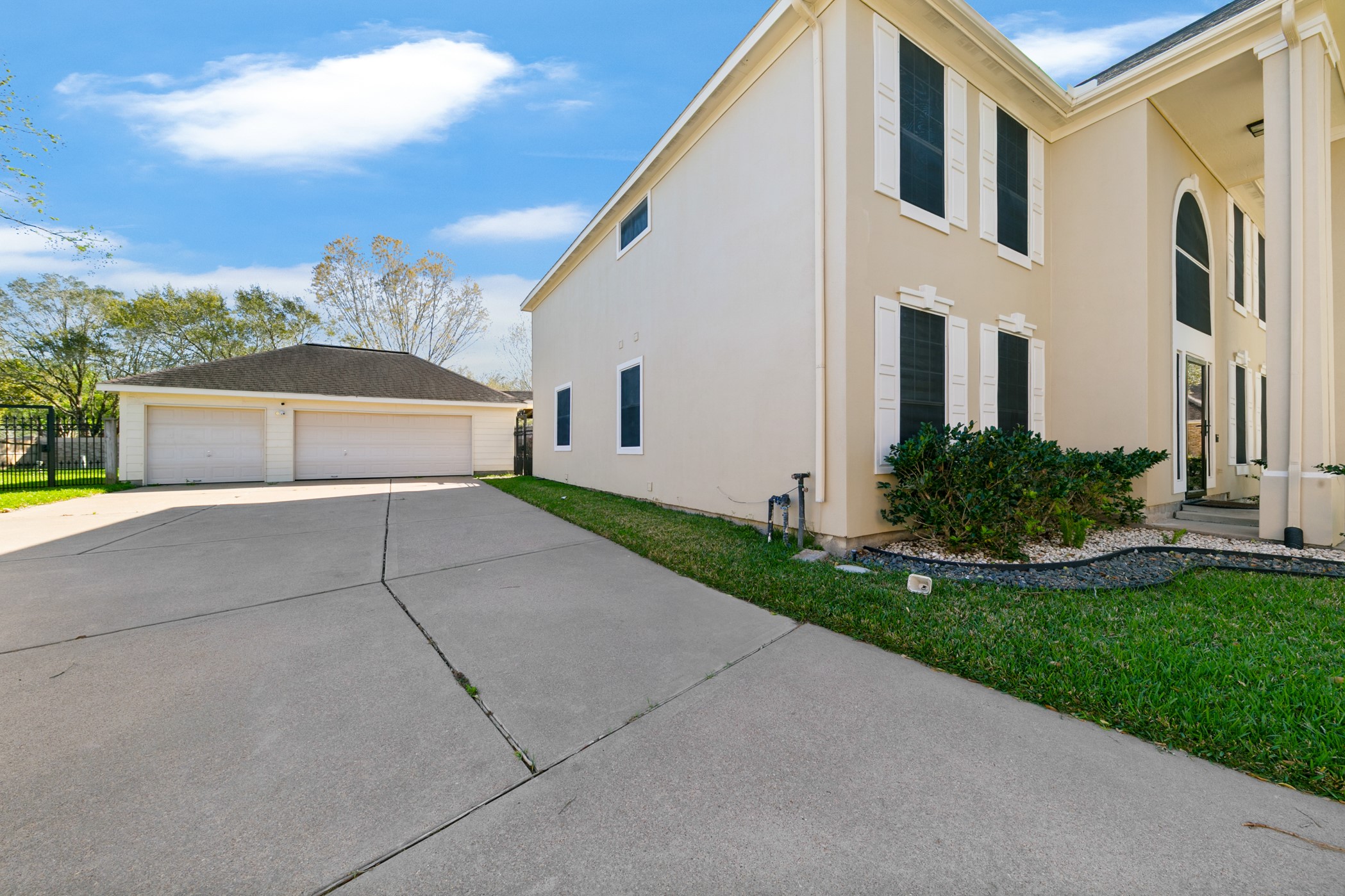Listing photo 2