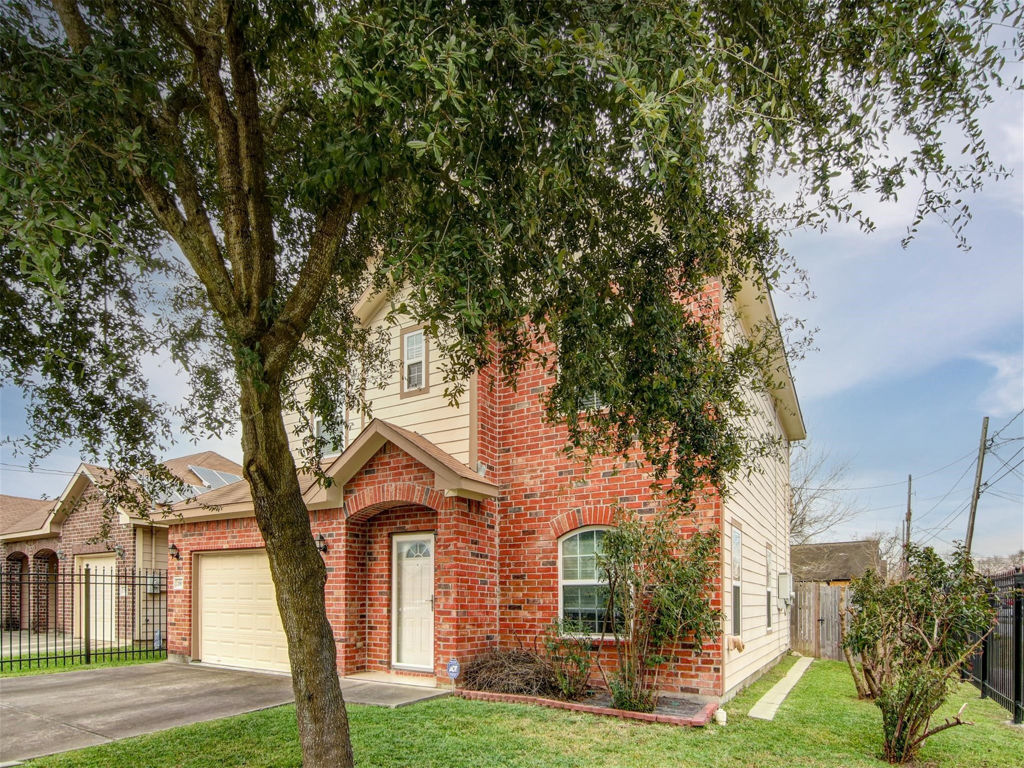 Listing photo 2