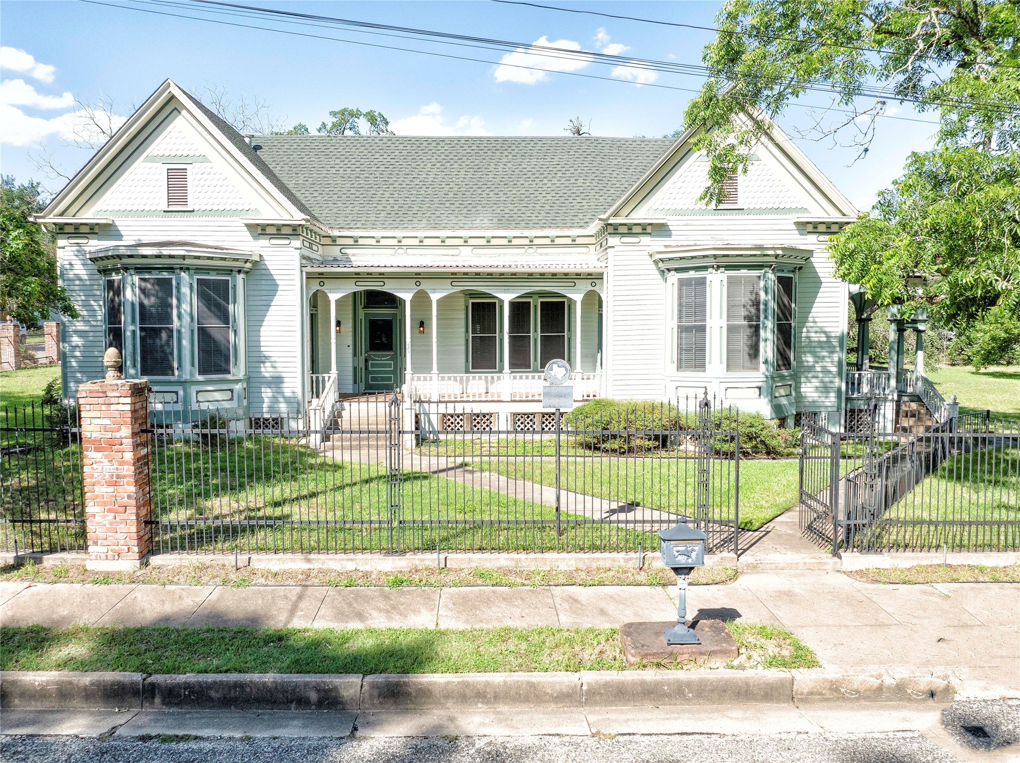 Listing photo 1