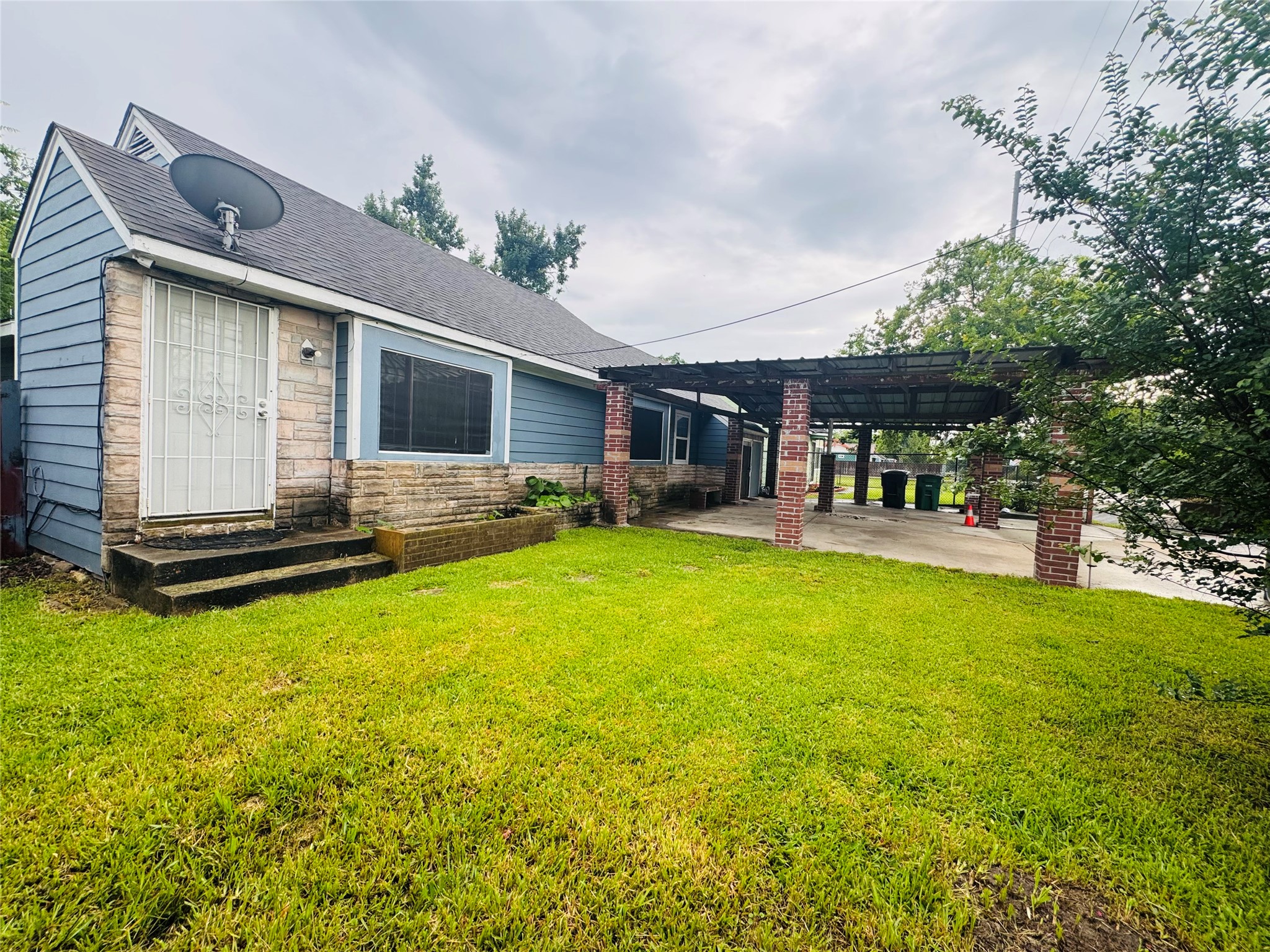 Listing photo 1