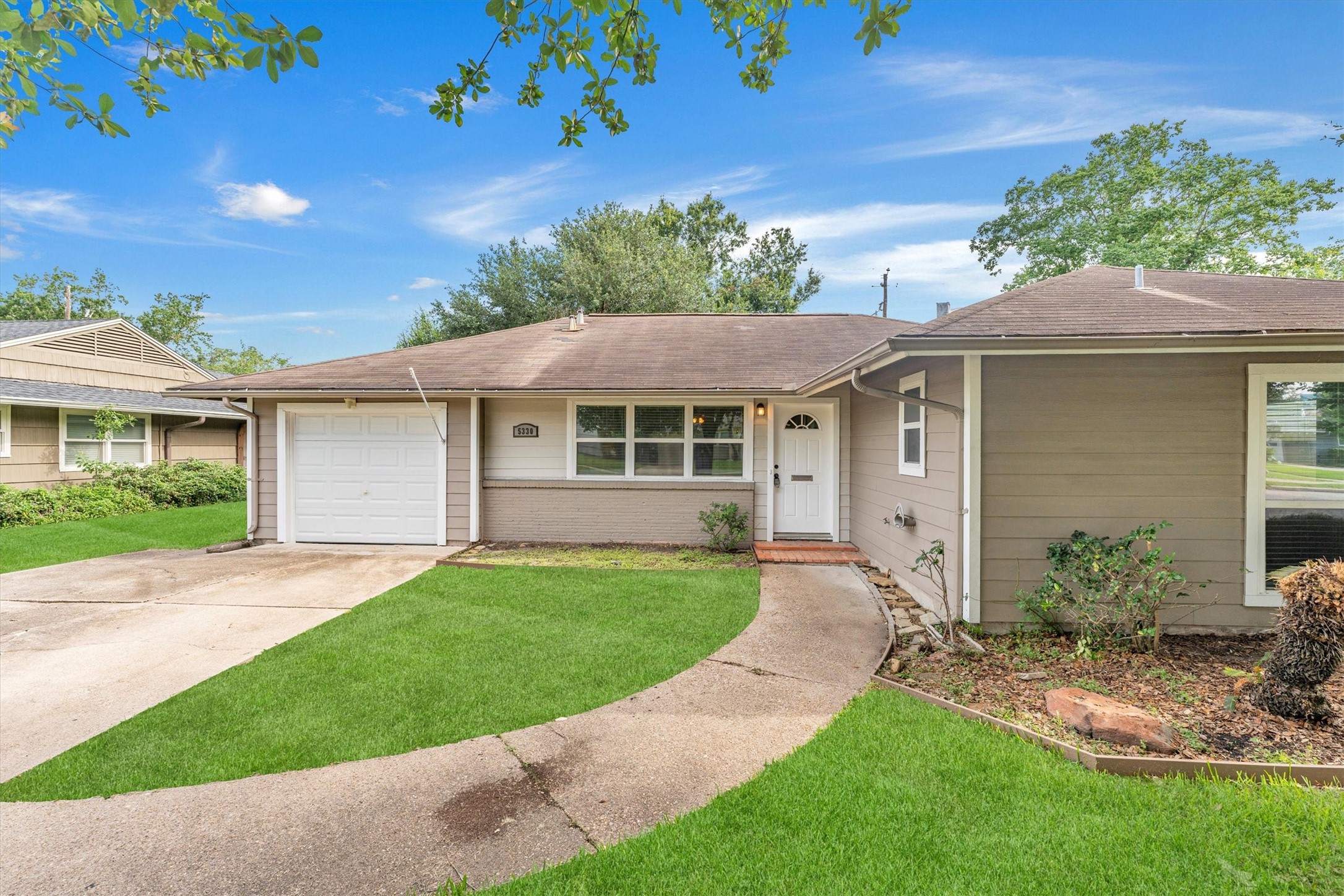 Listing photo 1