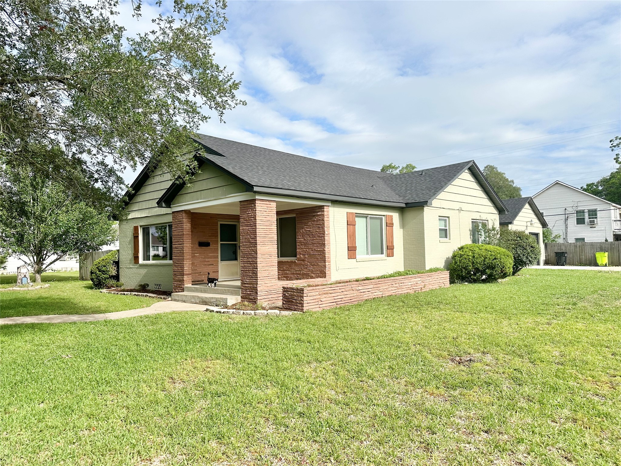 Listing photo 1