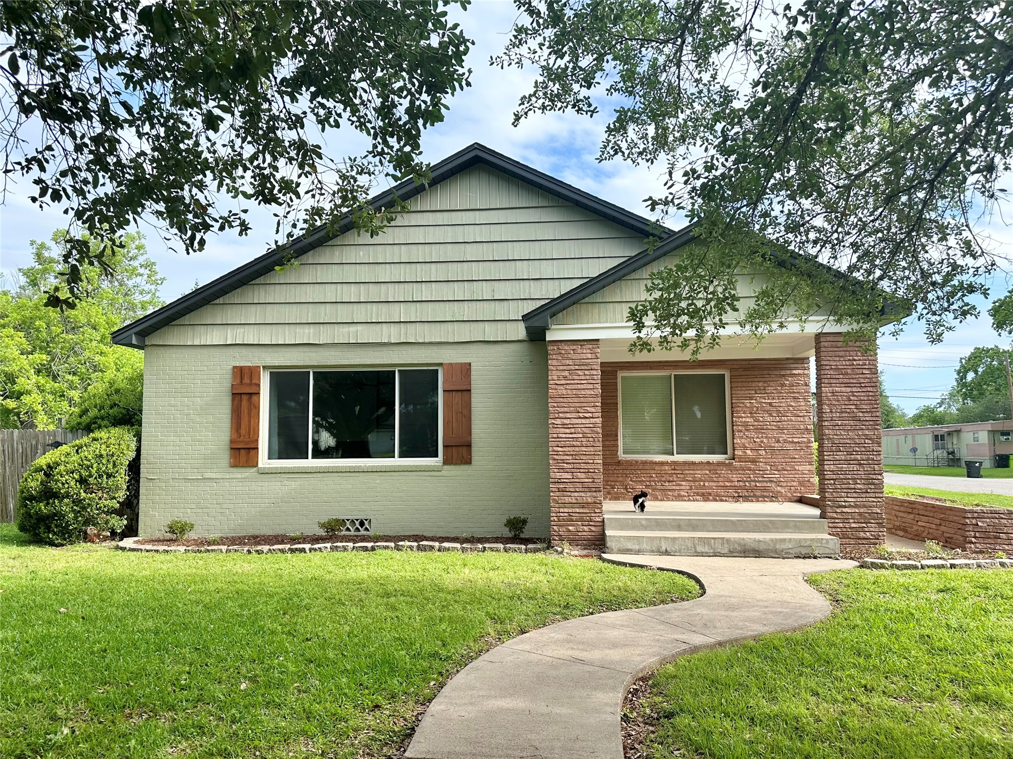 Listing photo 1
