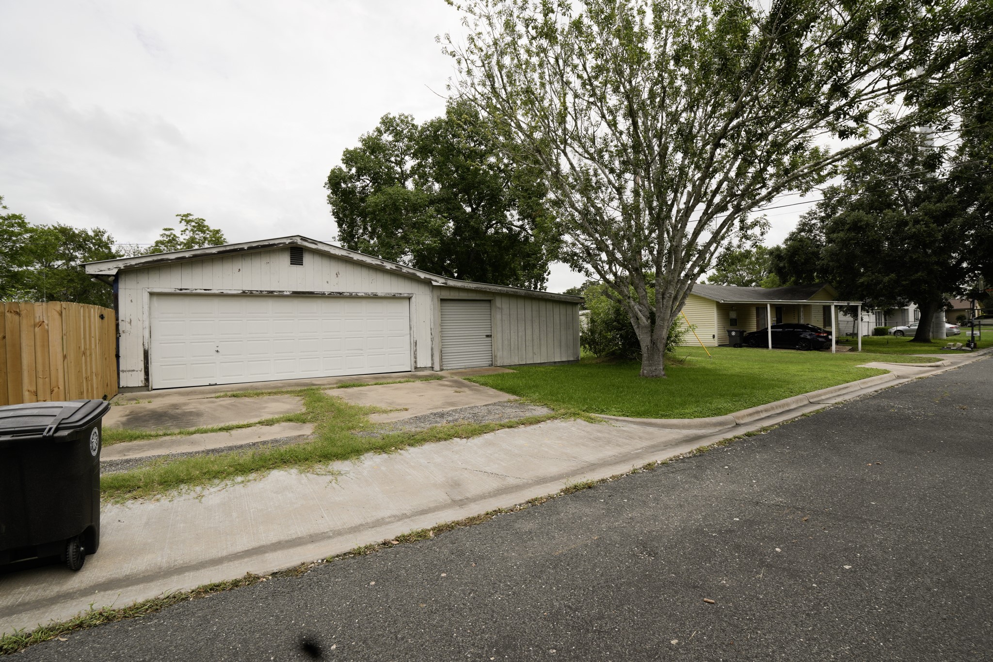 Listing photo 3