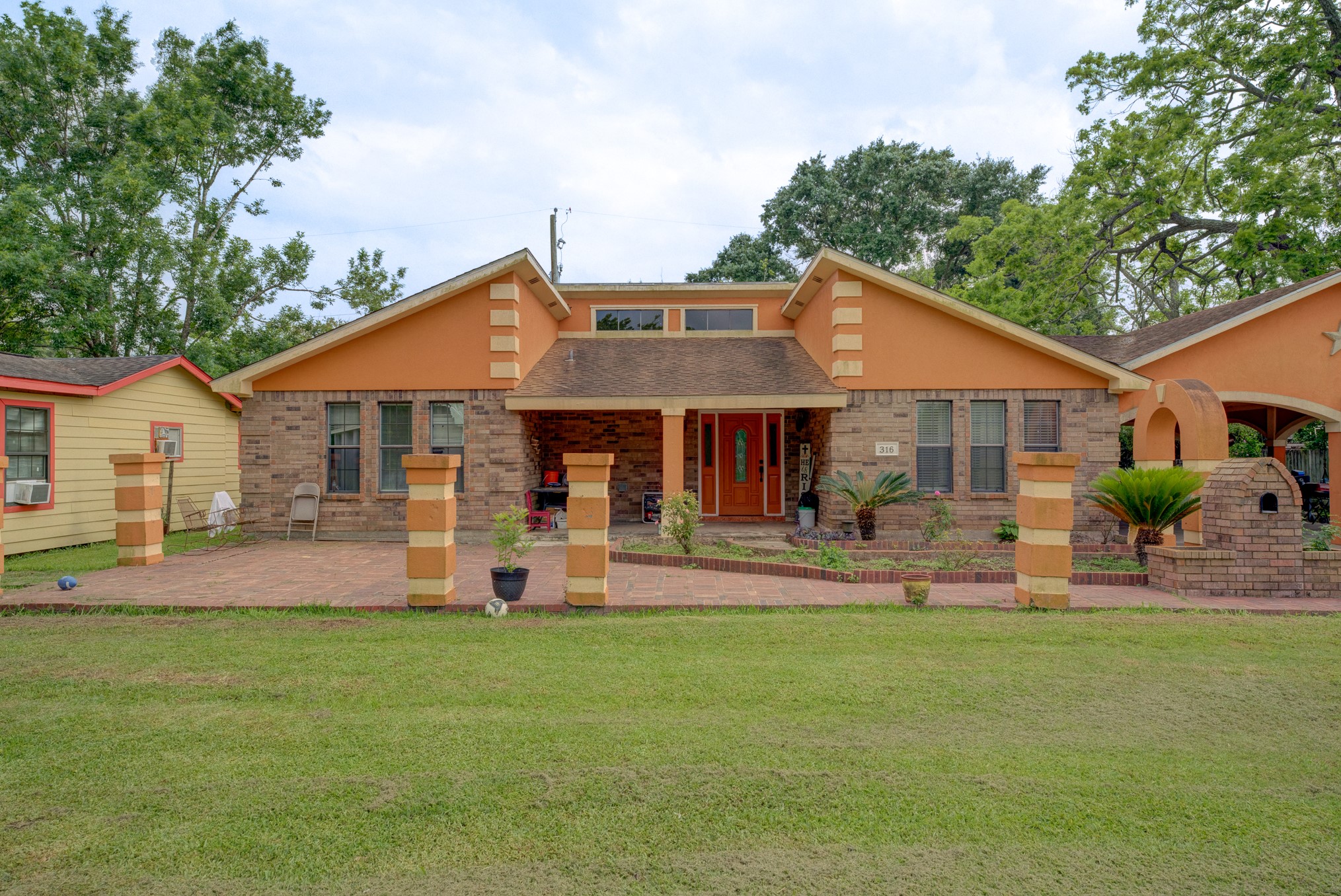 Listing photo 1