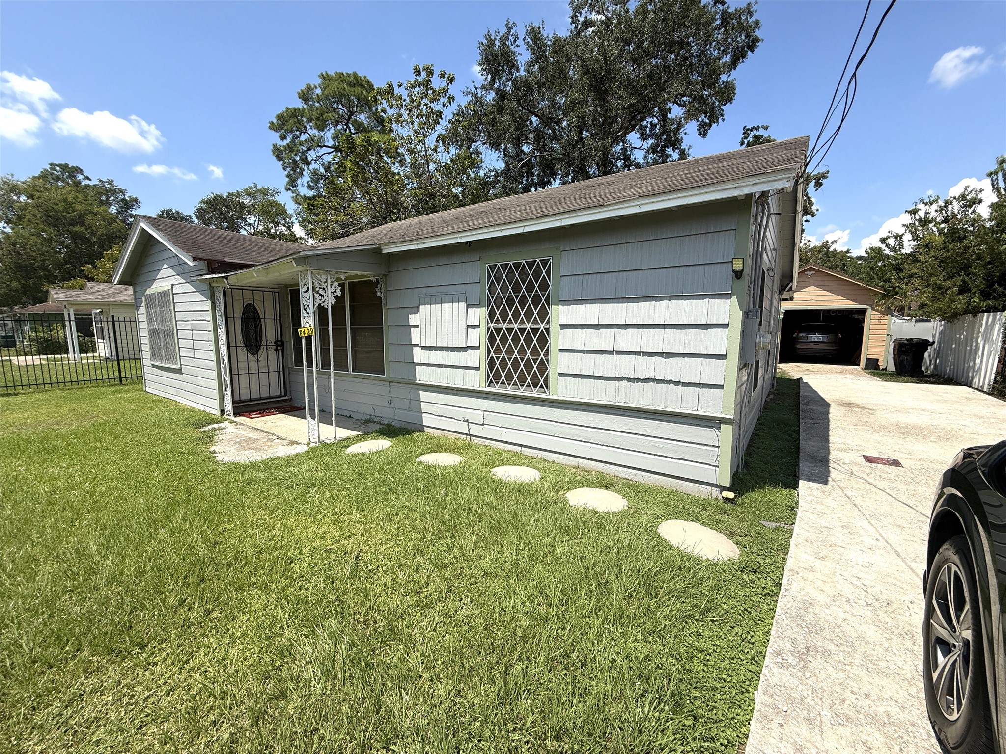 Listing photo 2