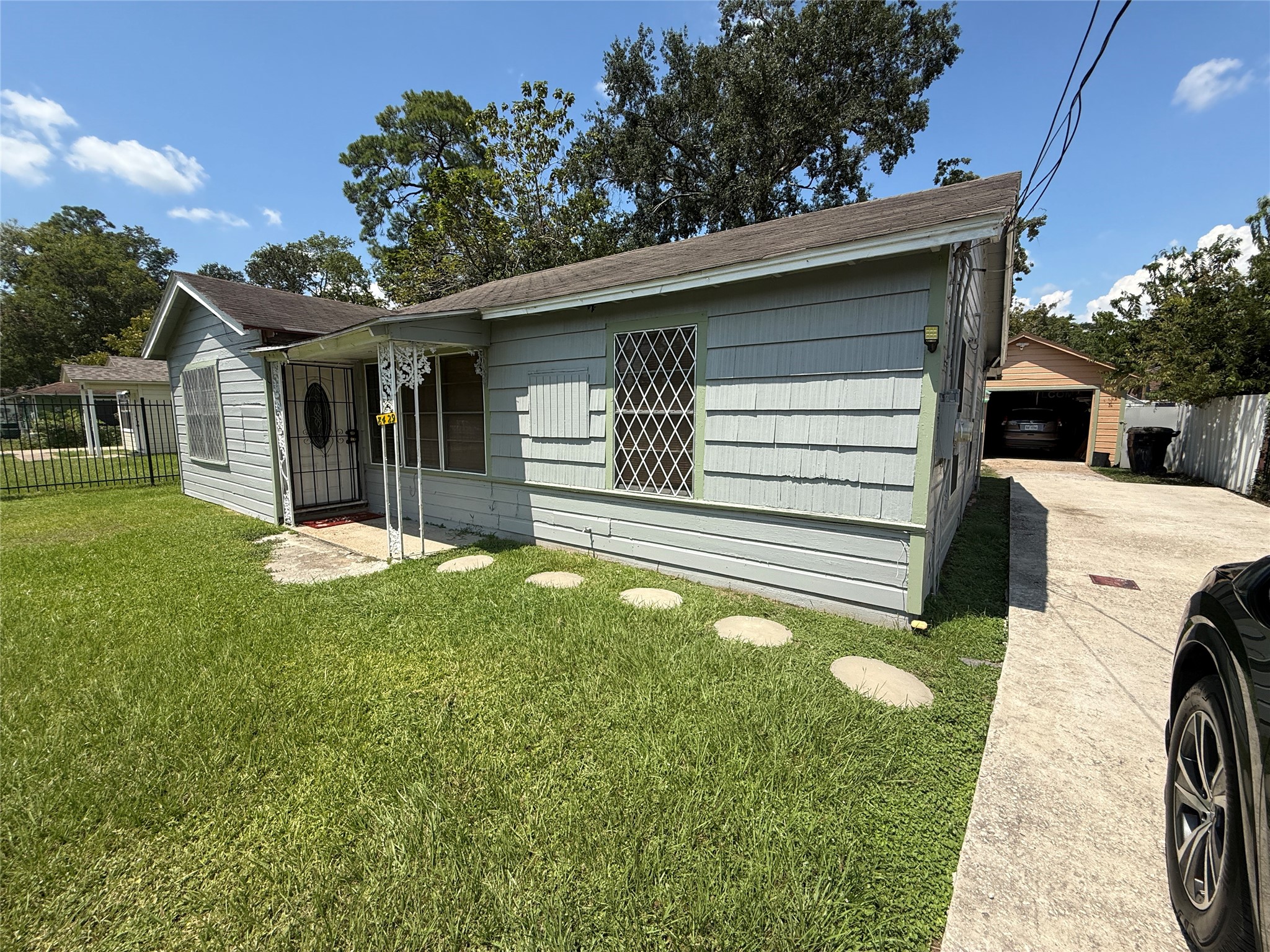 Listing photo 1
