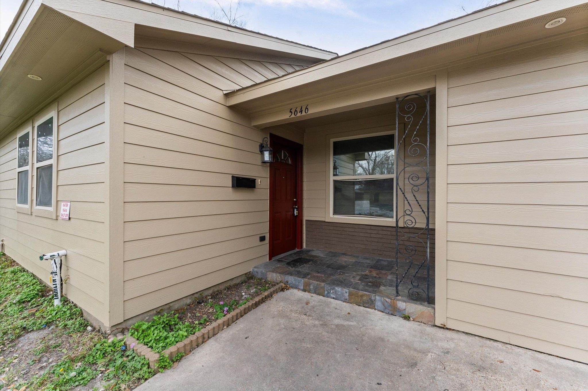 Listing photo 2