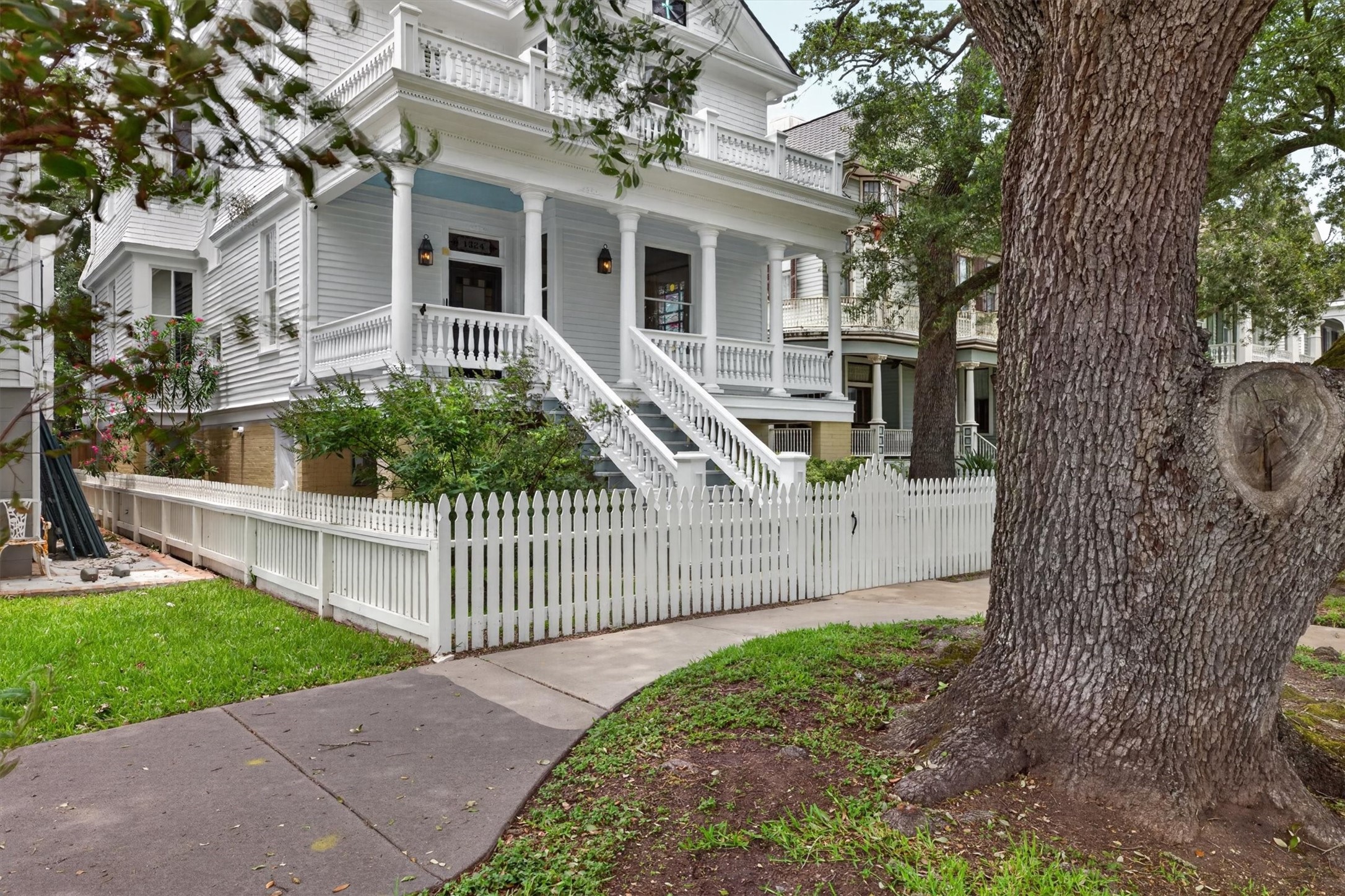 Listing photo 2