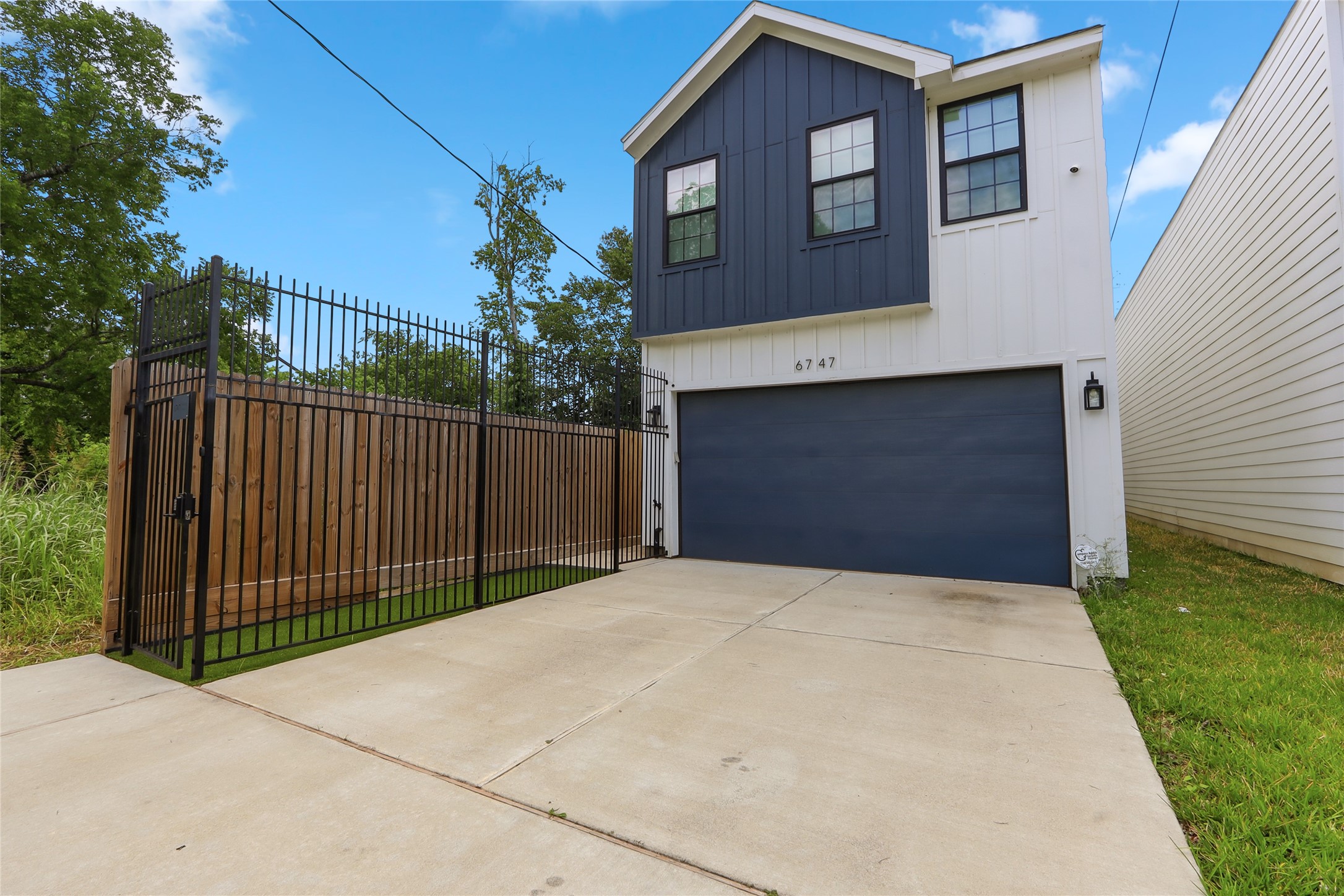 Listing photo 2