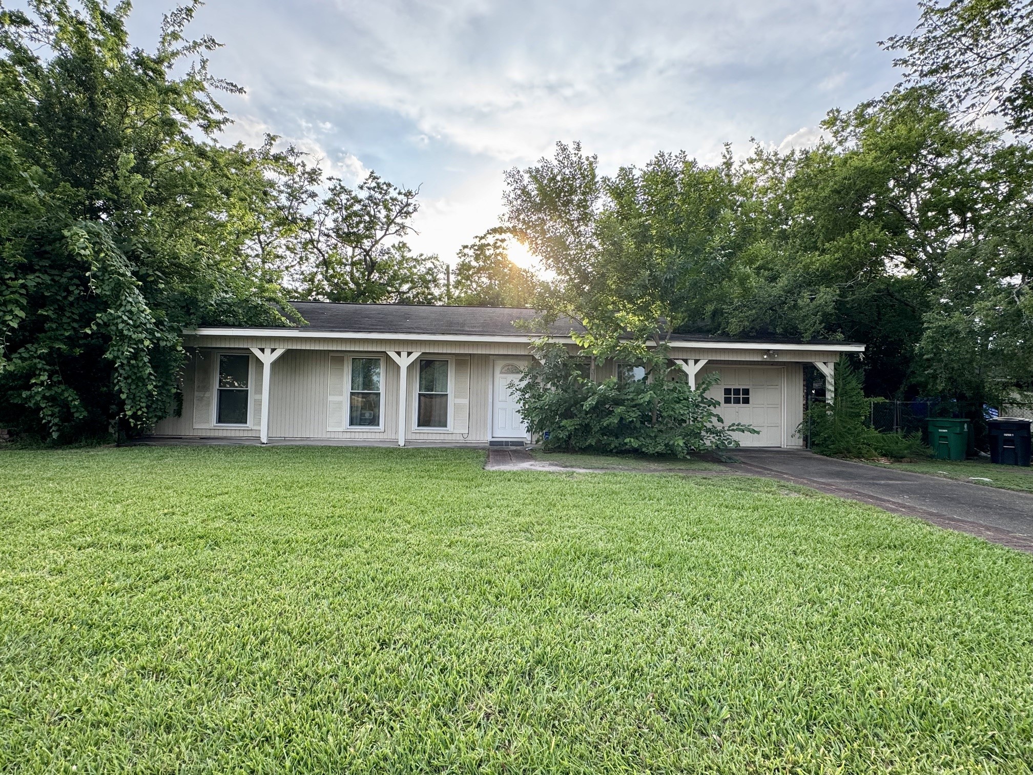 Listing photo 1