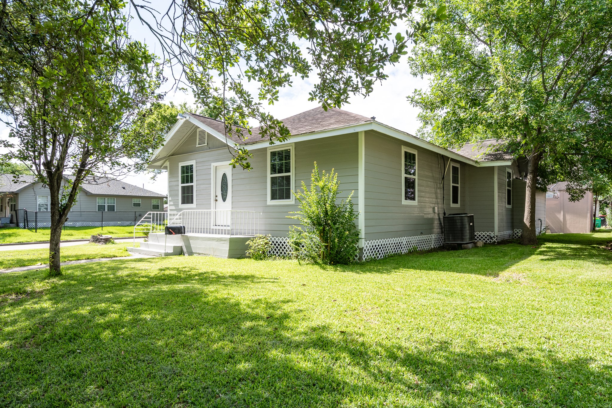 Listing photo 2
