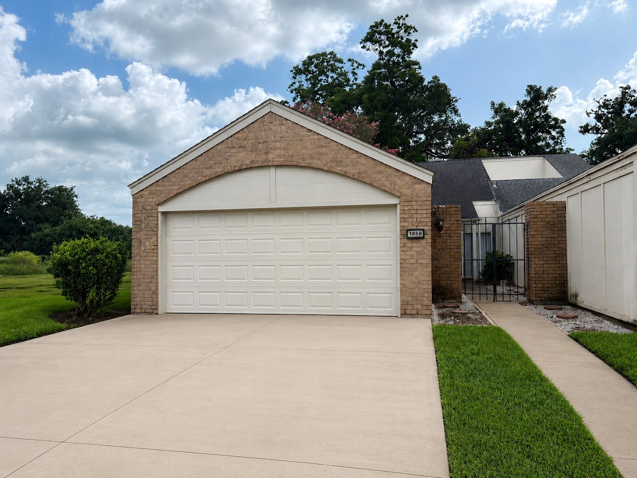 Listing photo 1
