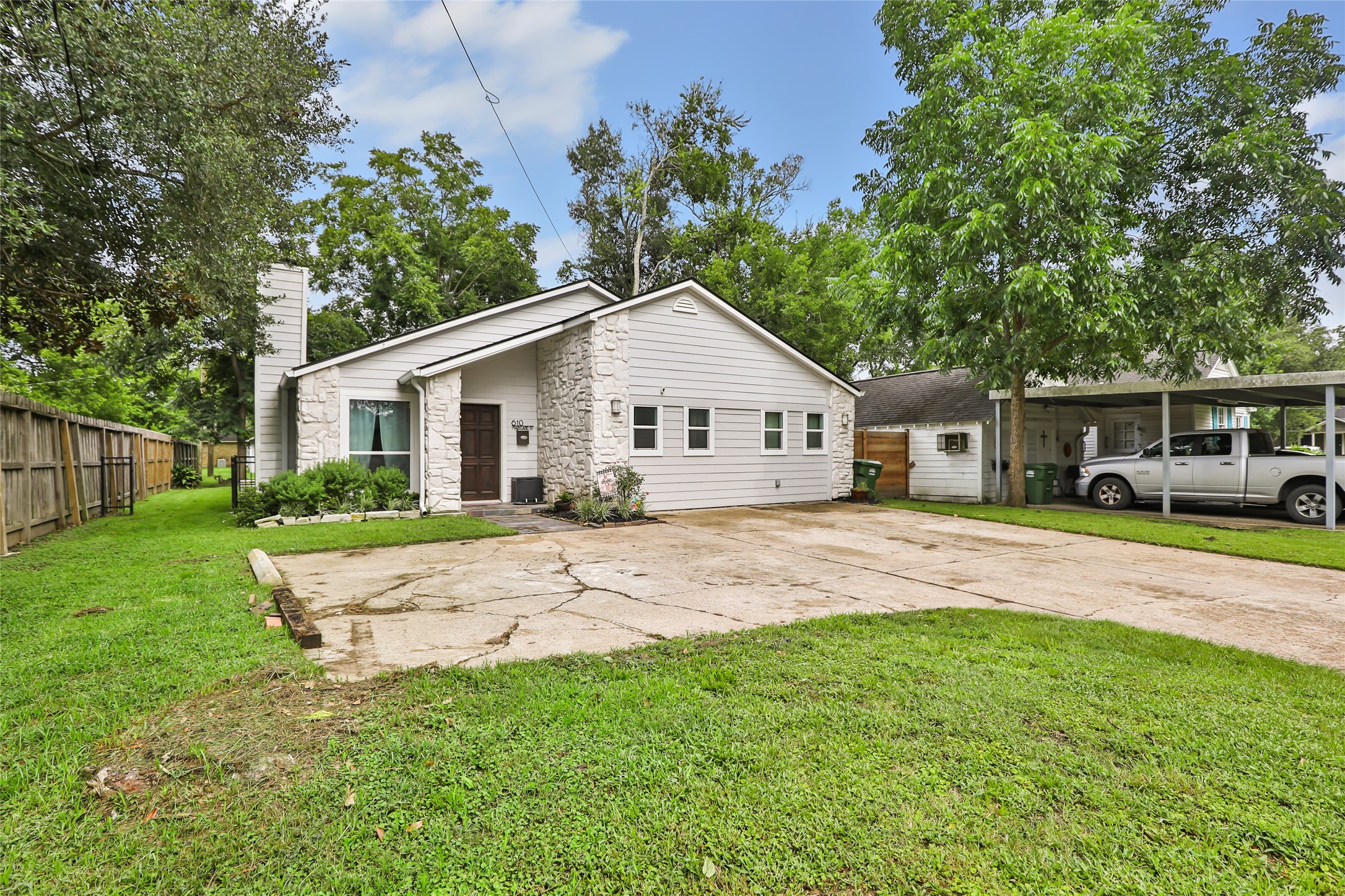 Listing photo 1