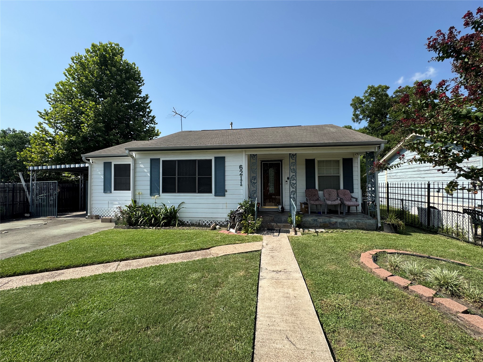 Listing photo 3