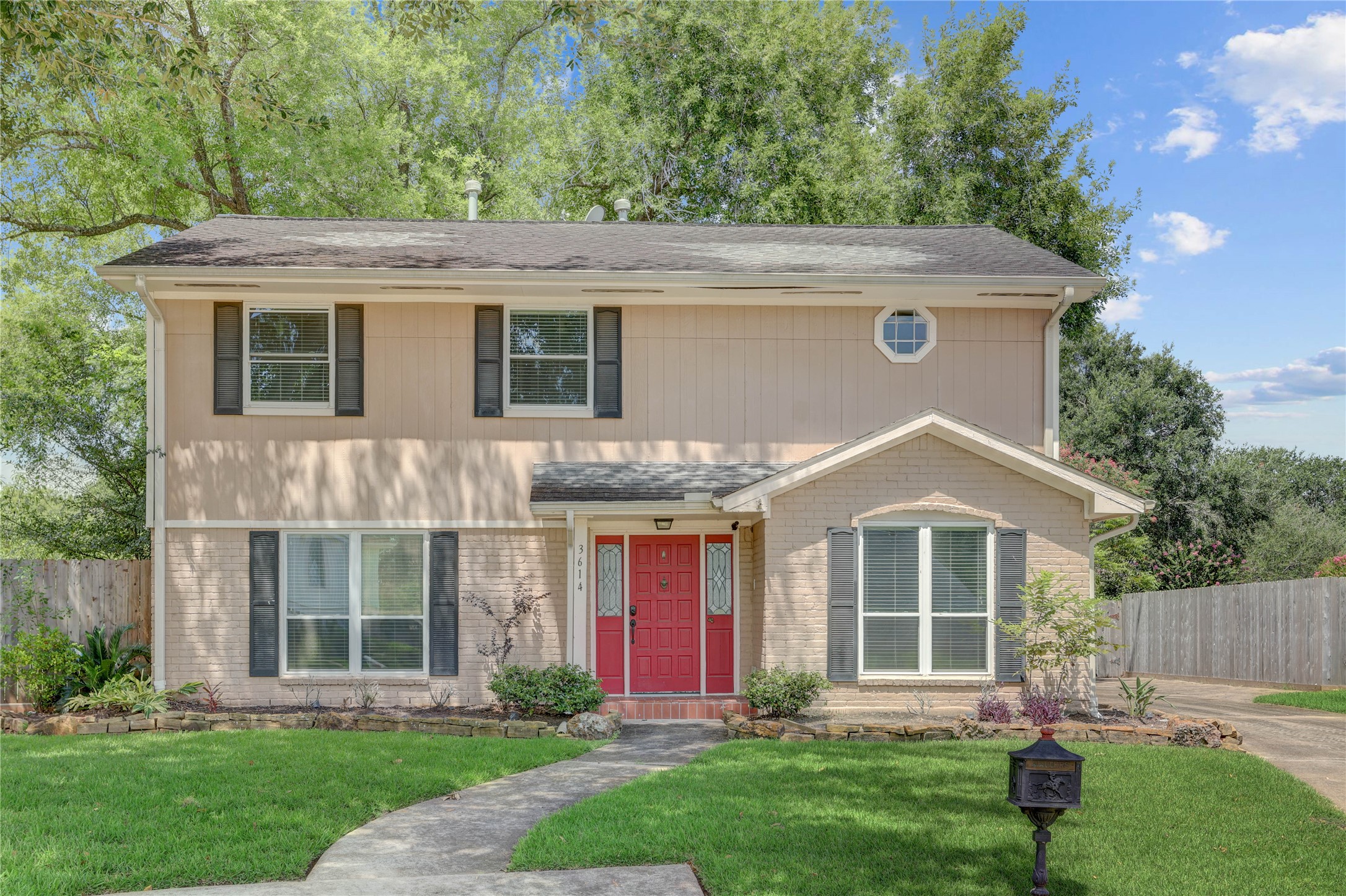 Listing photo 2