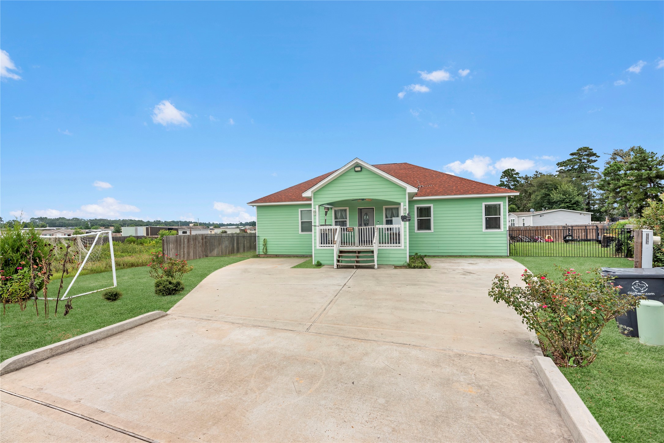 Listing photo 2