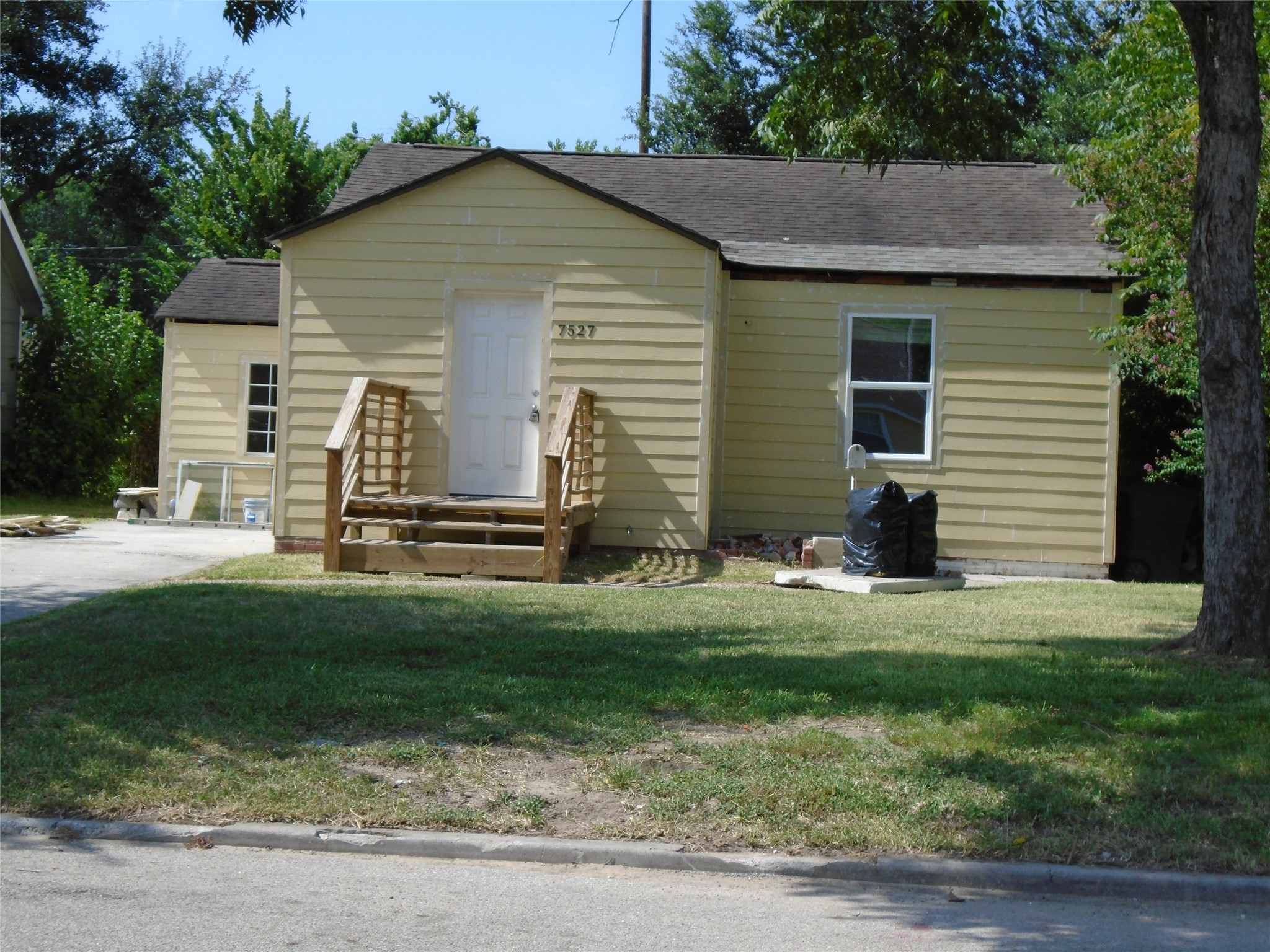 Listing photo 2