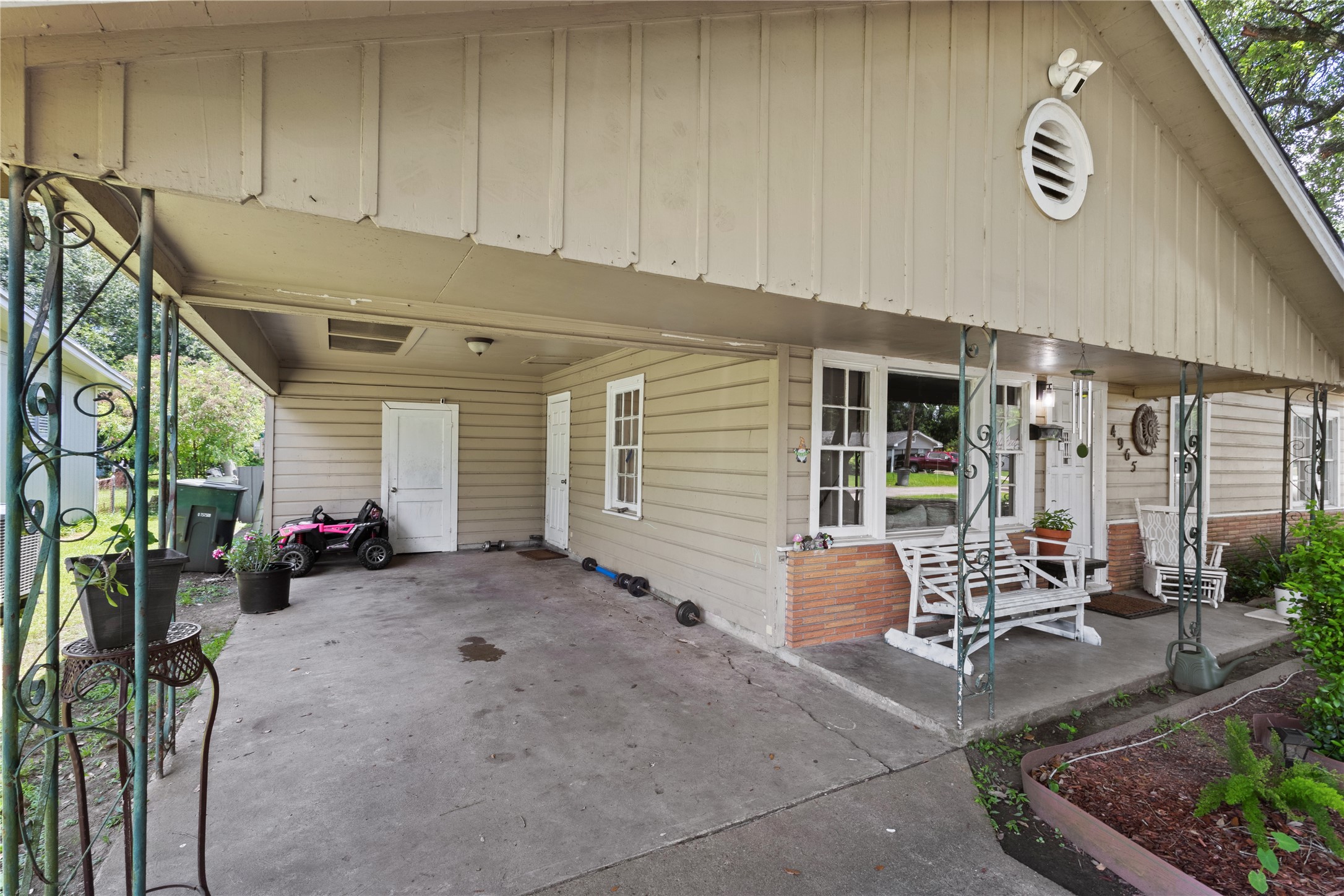Listing photo 2