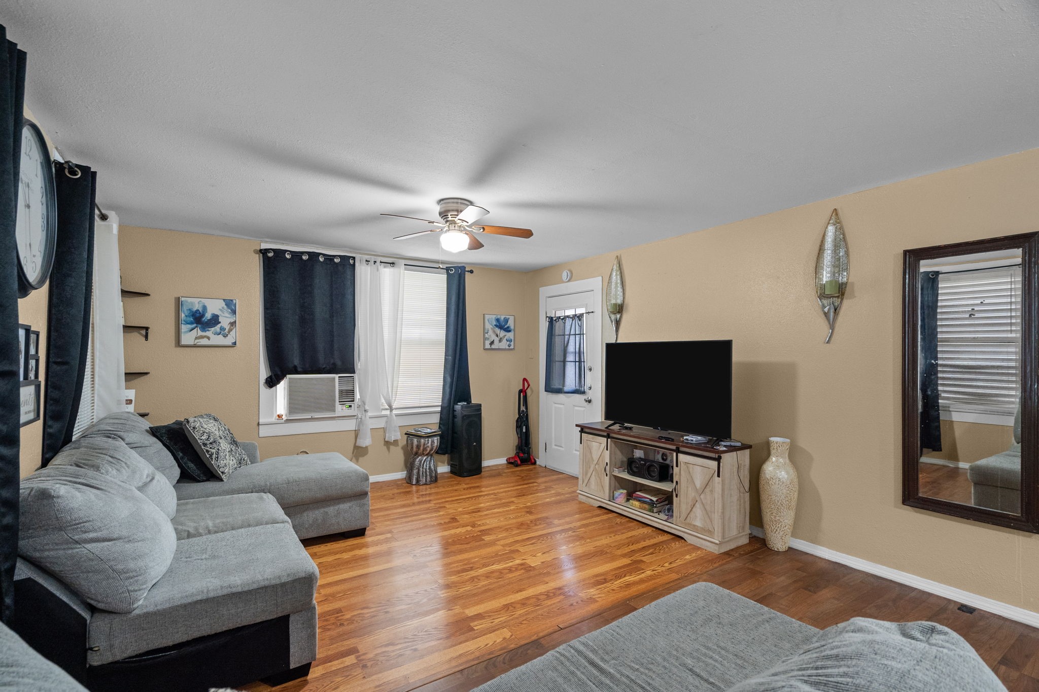 Listing photo 5