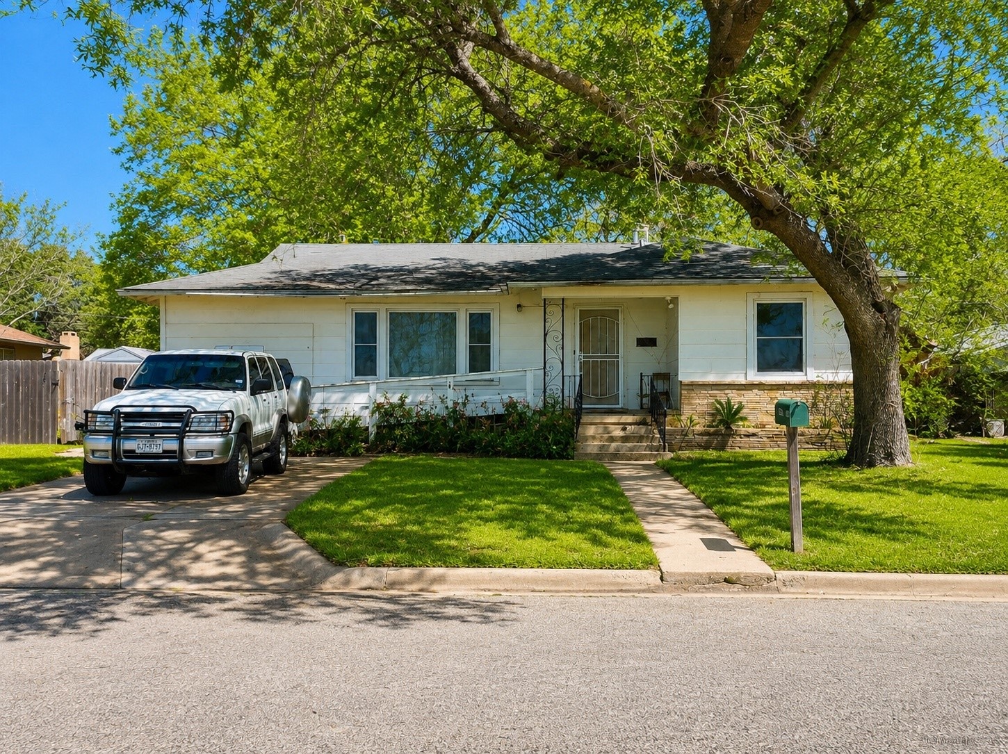 Listing photo 1