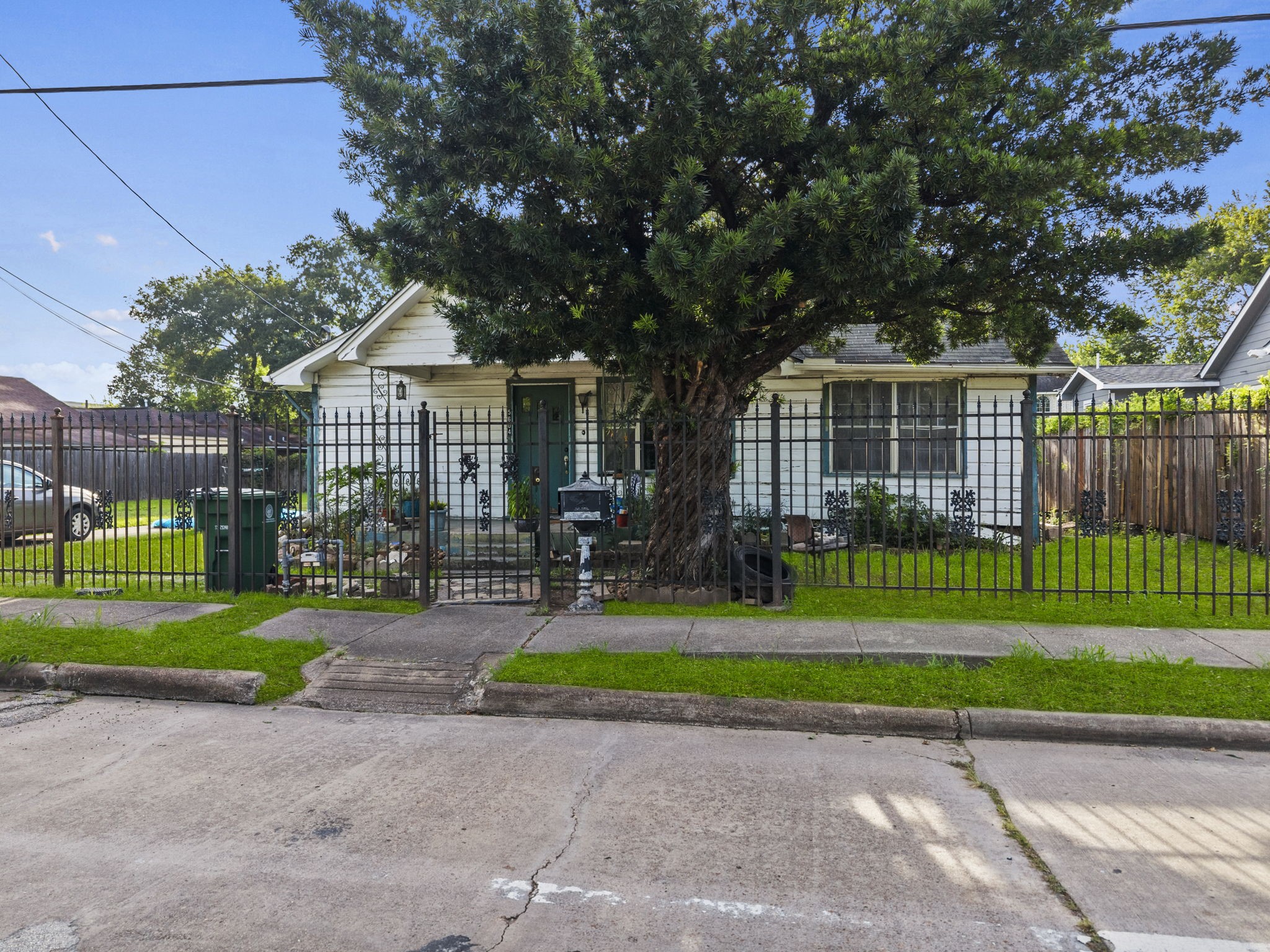 Listing photo 2