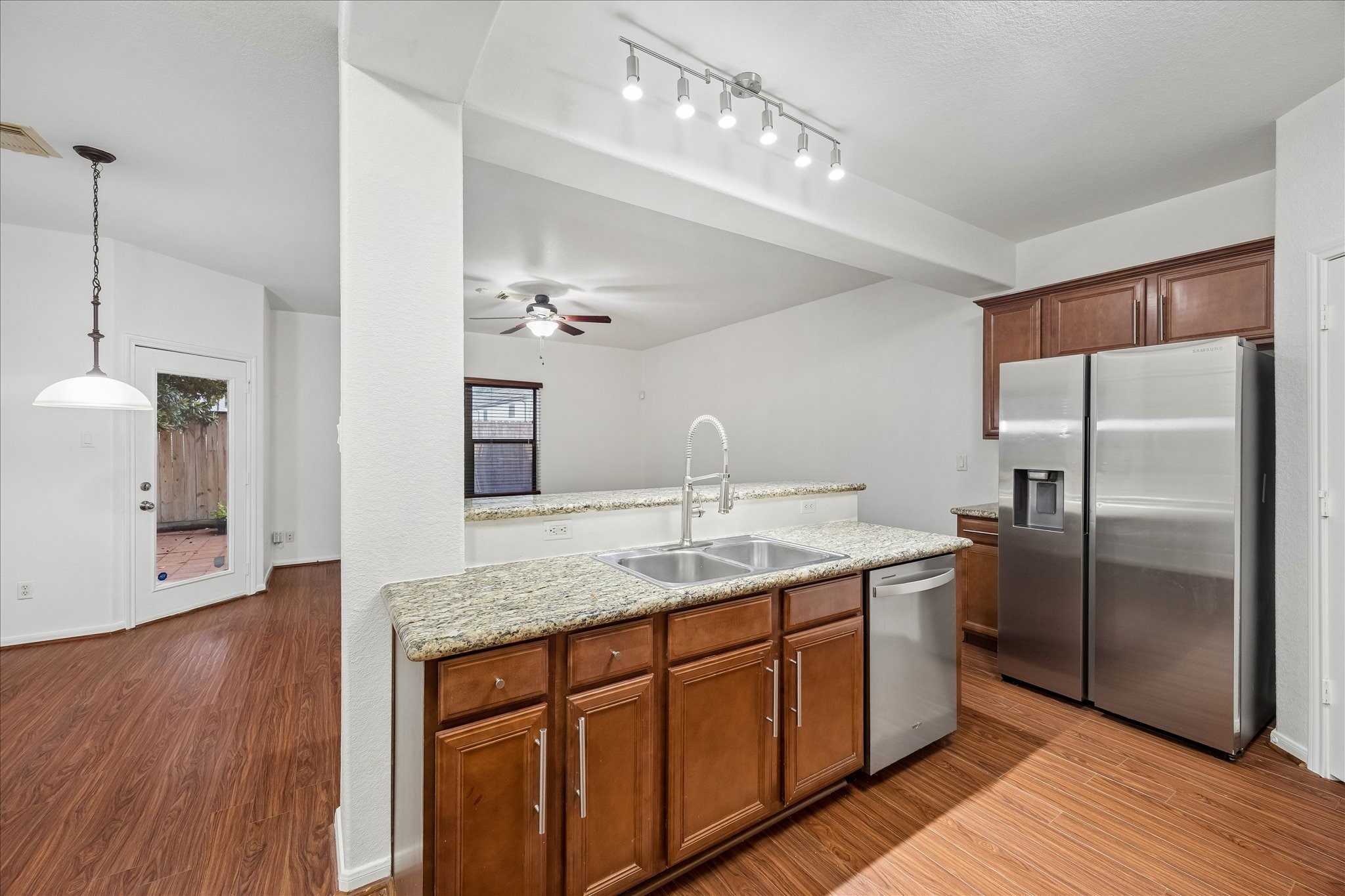 Listing photo 3